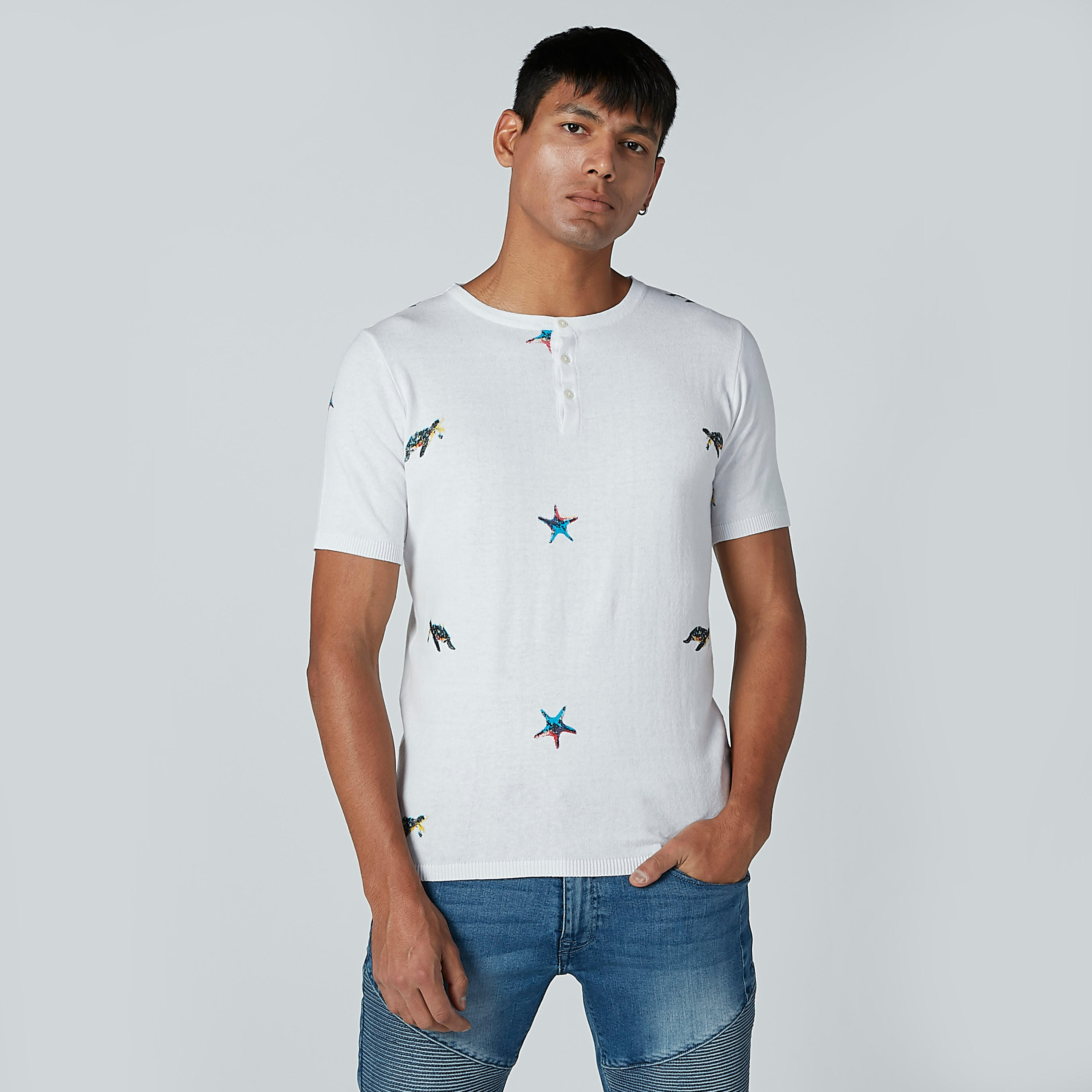 تيشيرت بياقة هينلي وأكمام قصيرة وطبعات-men-clothing-tshirtsandpolos-polos-image-4