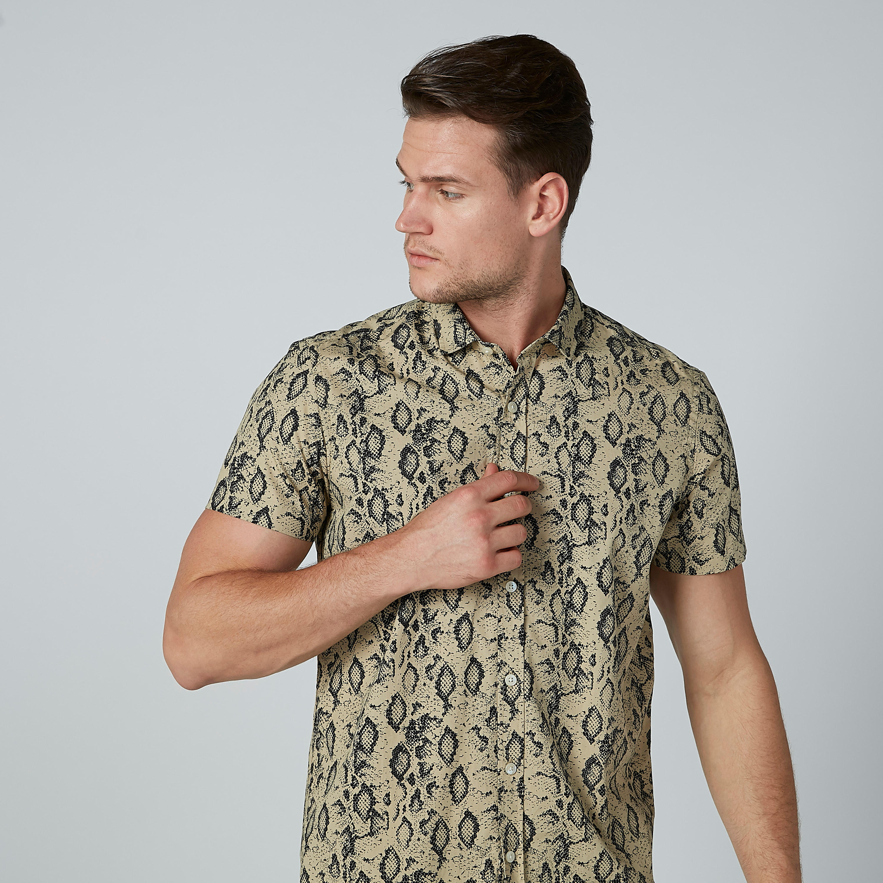 قميص بأكمام قصيرة وأزرار وطبعات-men-clothing-shirts-image-1