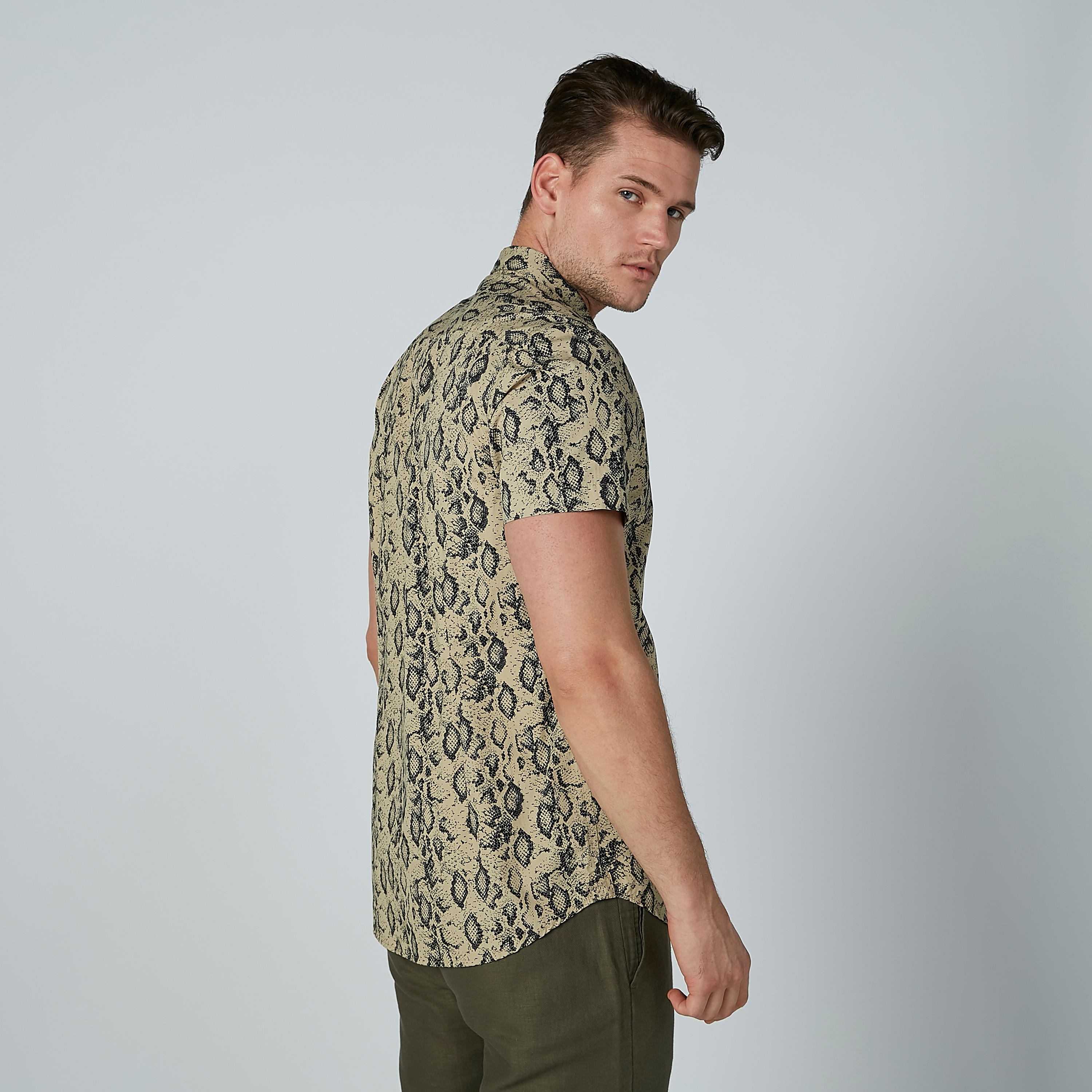 قميص بأكمام قصيرة وأزرار وطبعات-men-clothing-shirts-image-3