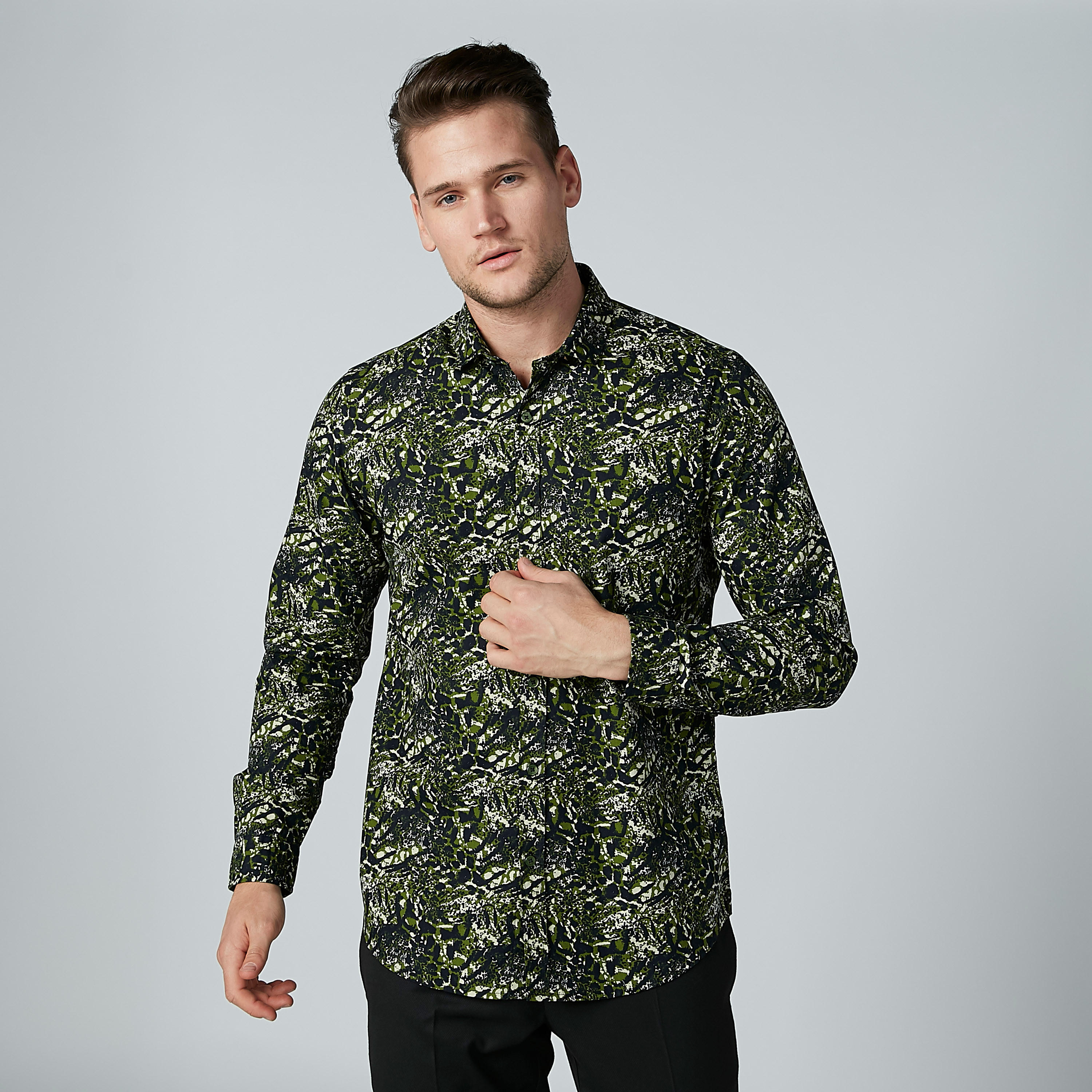 قميص بأكمام قصيرة وأزرار وطبعات-men-clothing-shirts-image-4