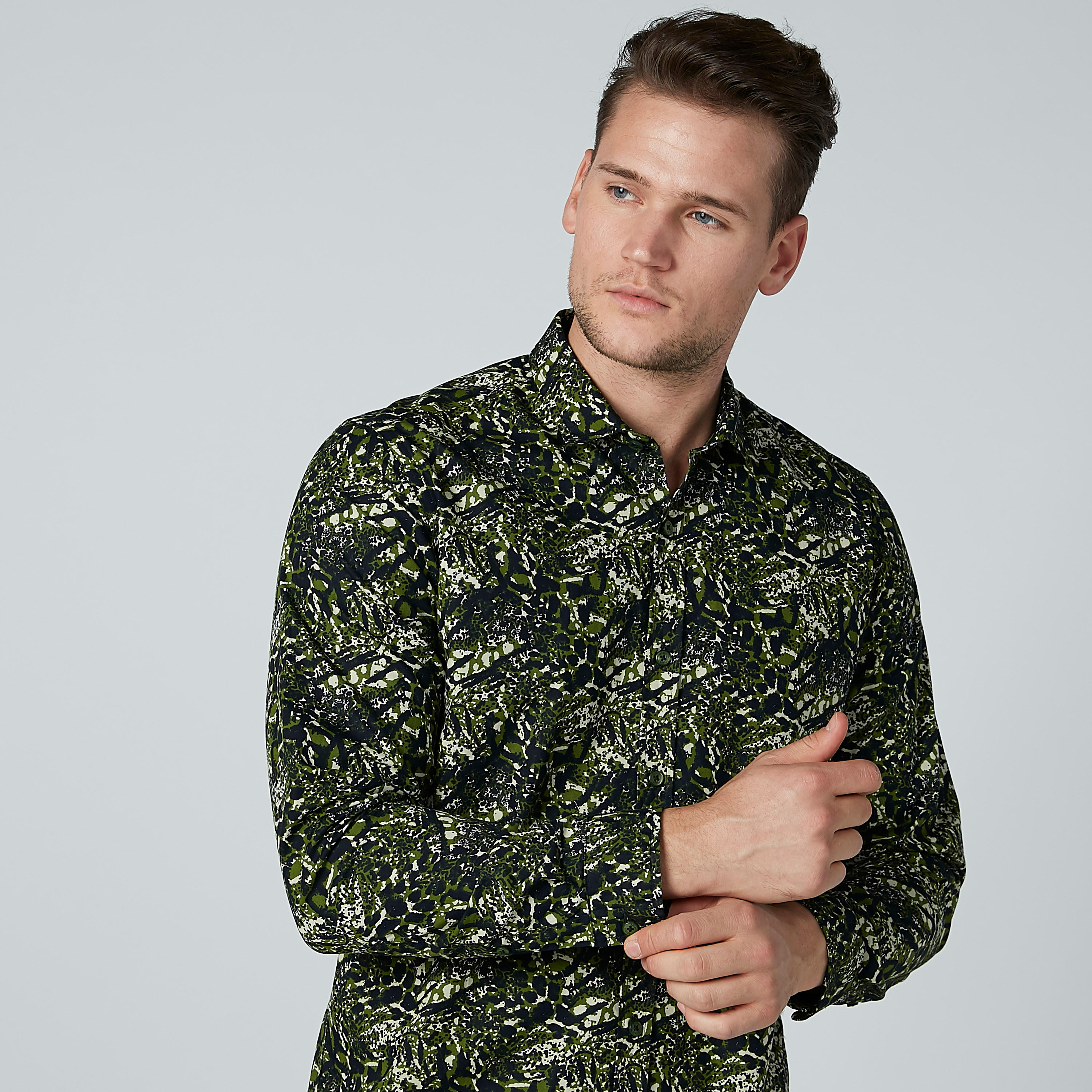 قميص بأكمام قصيرة وأزرار وطبعات-men-clothing-shirts-image-2