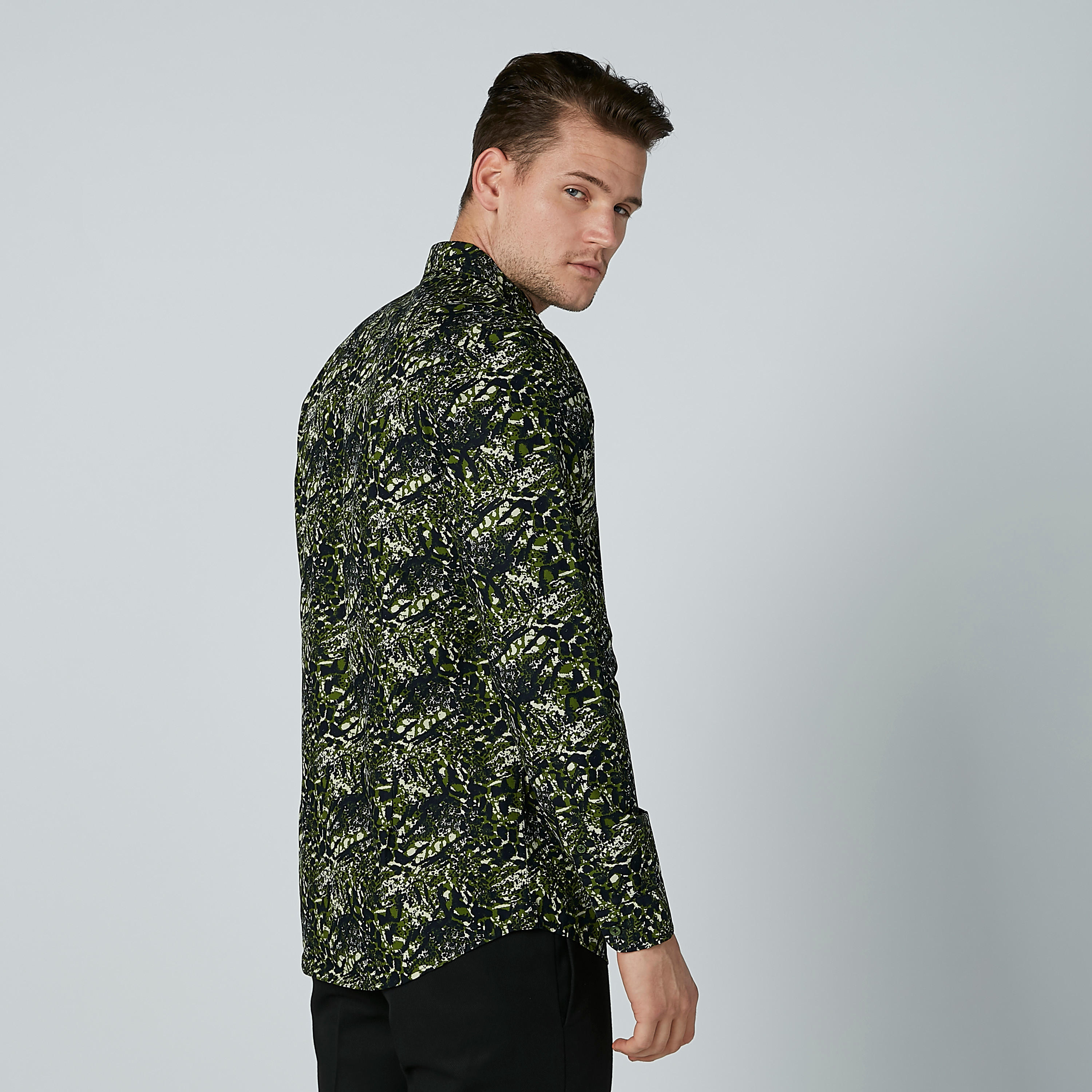 قميص بأكمام قصيرة وأزرار وطبعات-men-clothing-shirts-image-1