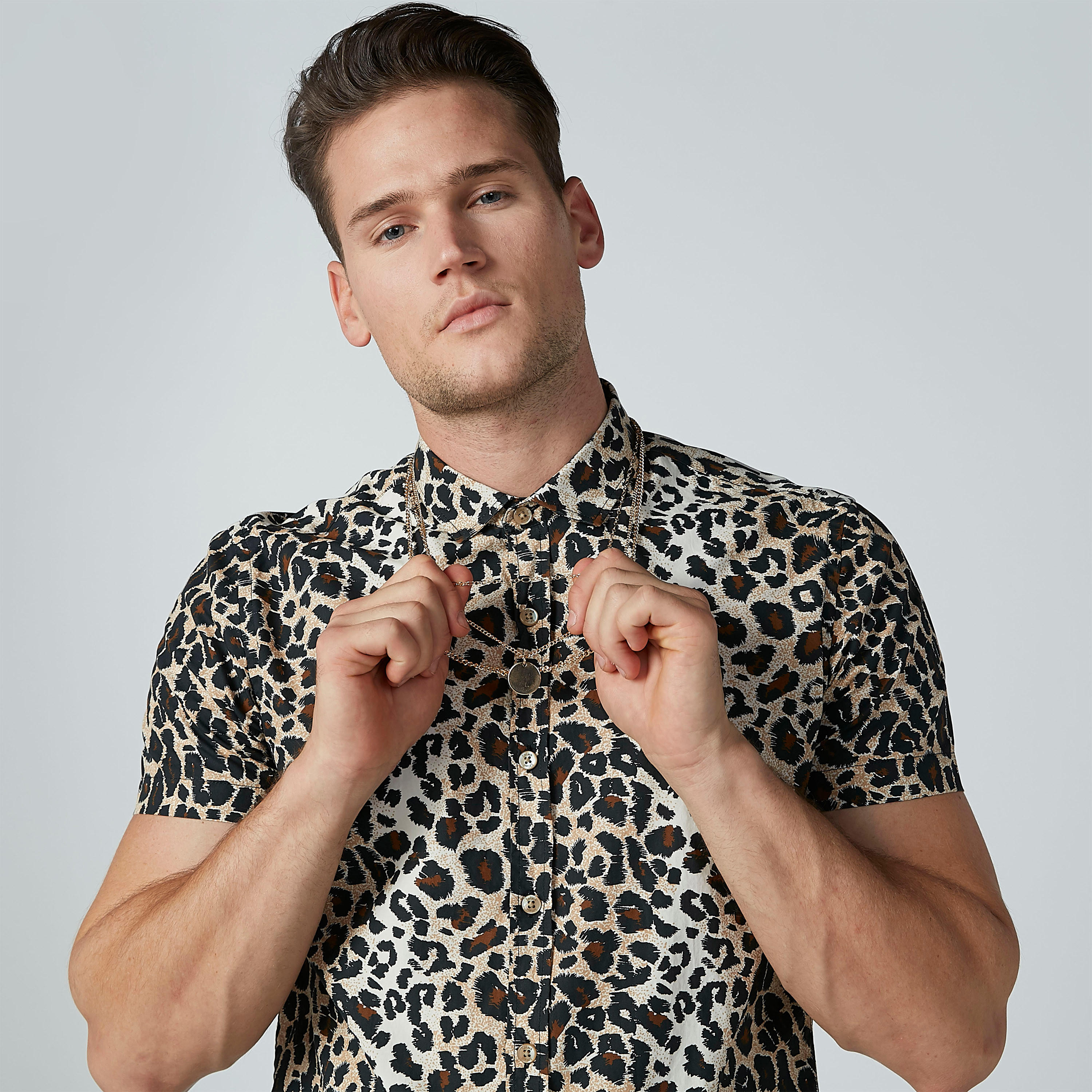 قميص بأكمام قصيرة وياقة عاديّة وطبعات حيوانات-men-clothing-shirts-image-1