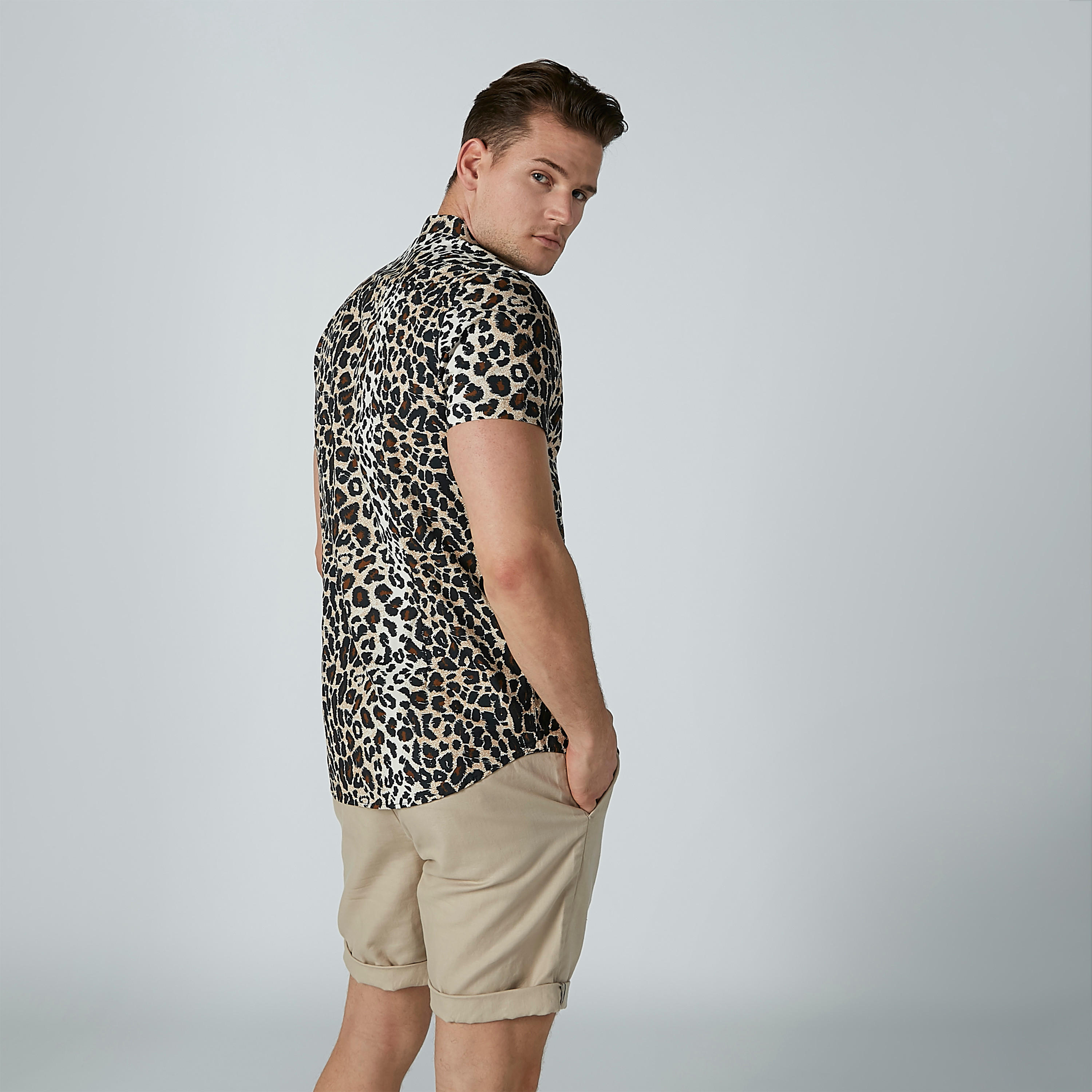 قميص بأكمام قصيرة وياقة عاديّة وطبعات حيوانات-men-clothing-shirts-image-2