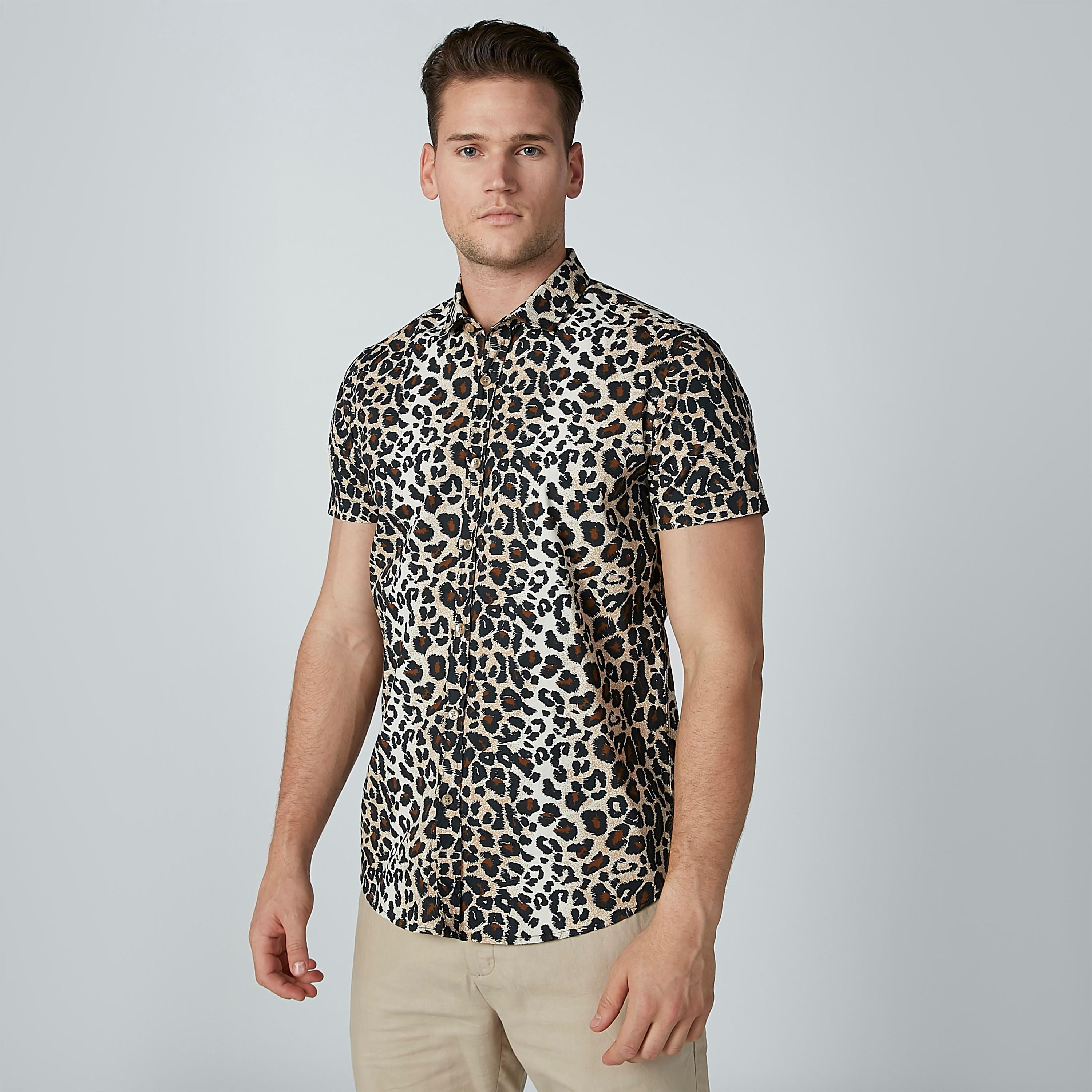 قميص بأكمام قصيرة وياقة عاديّة وطبعات حيوانات-men-clothing-shirts-image-3