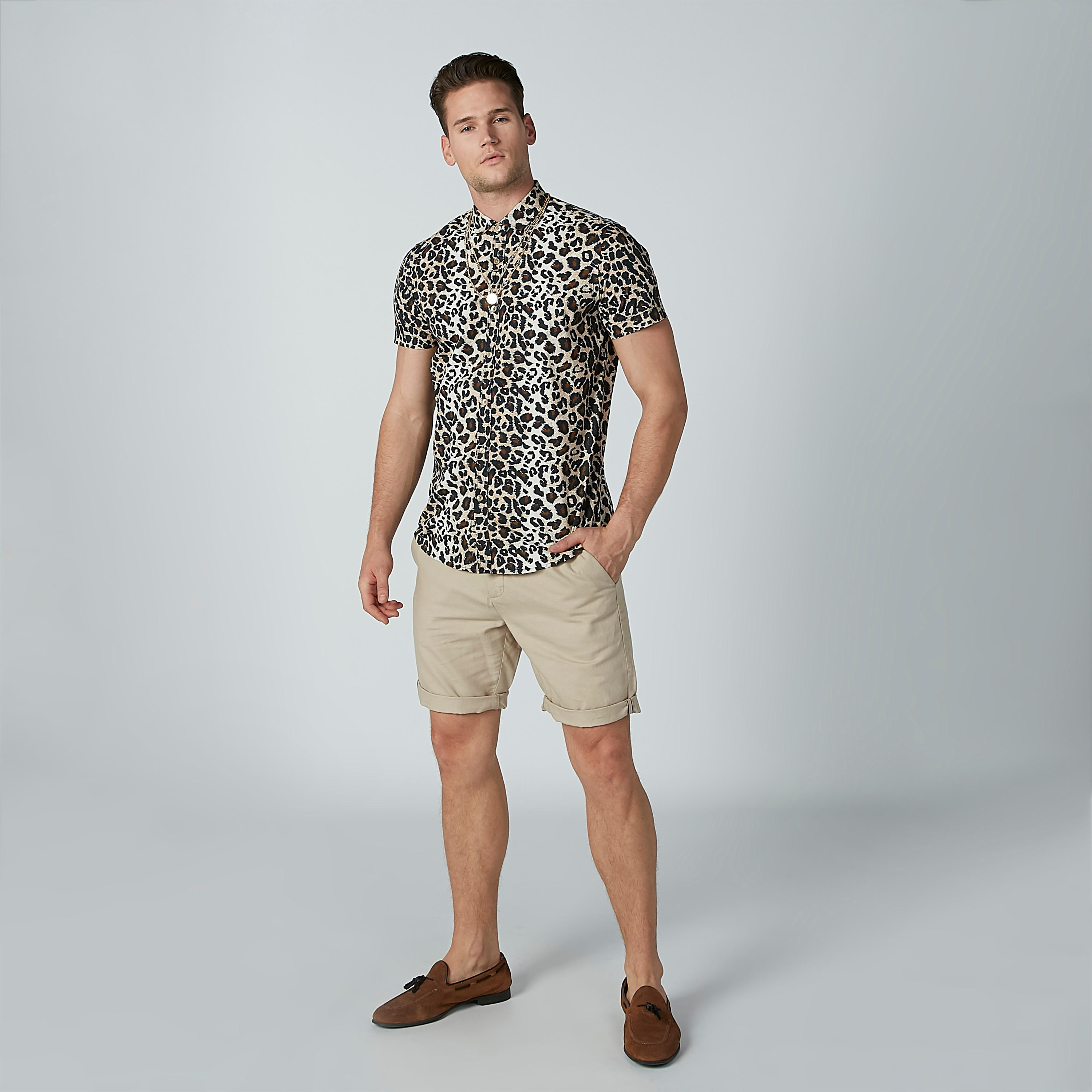 قميص بأكمام قصيرة وياقة عاديّة وطبعات حيوانات-men-clothing-shirts-image-4