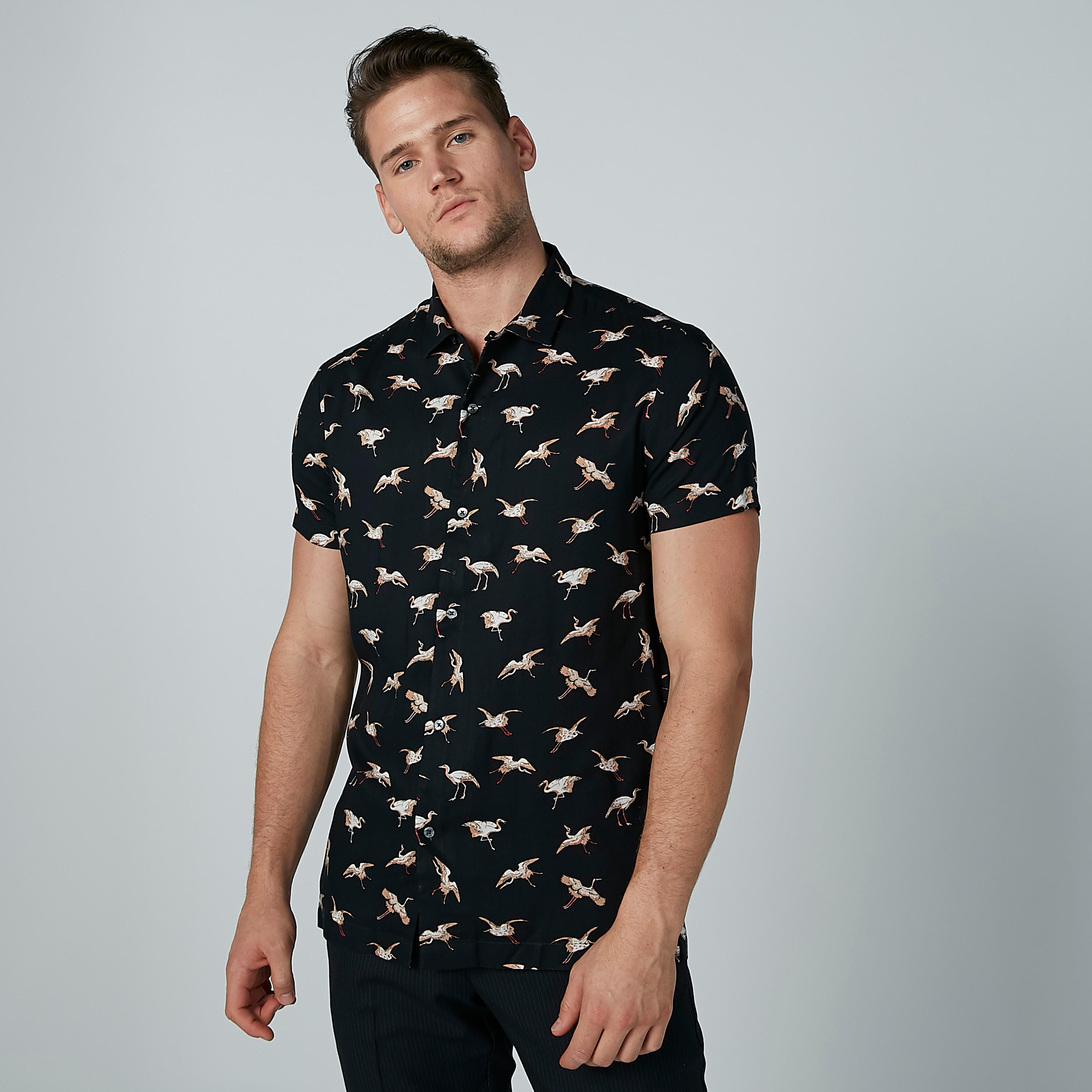 قميص مستدام سادة بأكمام قصيرة وطبعات-men-clothing-shirts-image-1