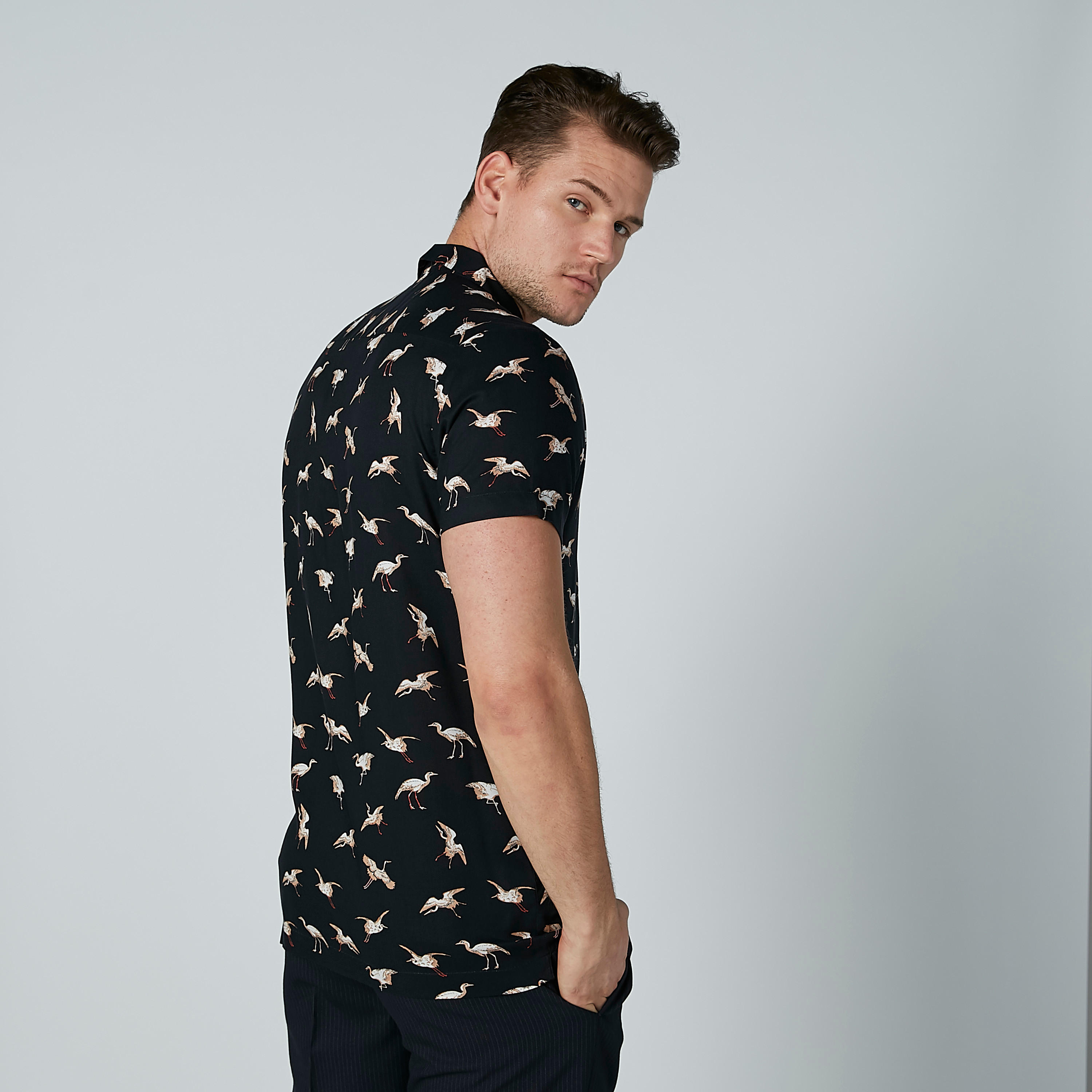 قميص مستدام سادة بأكمام قصيرة وطبعات-men-clothing-shirts-image-3