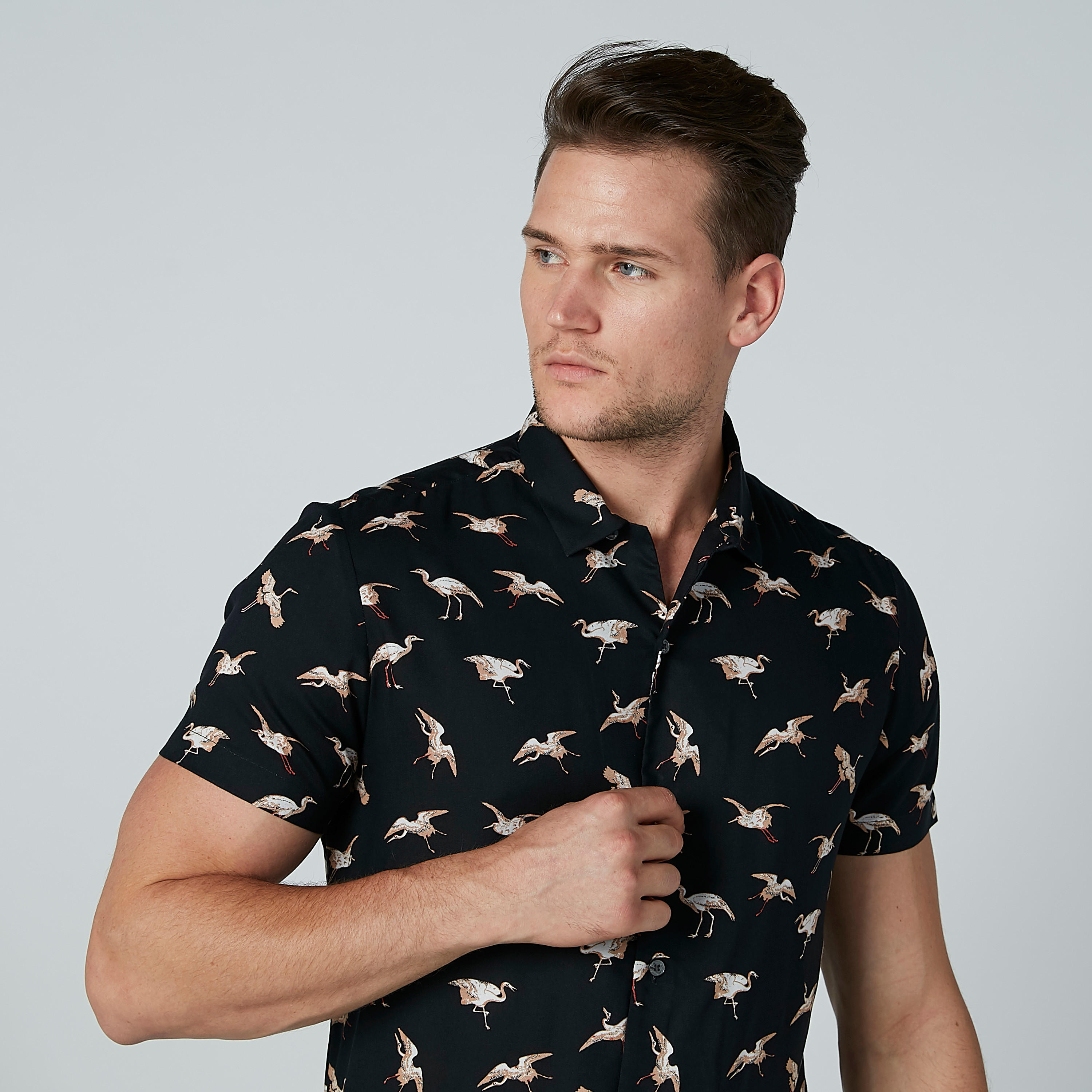 قميص مستدام سادة بأكمام قصيرة وطبعات-men-clothing-shirts-image-4
