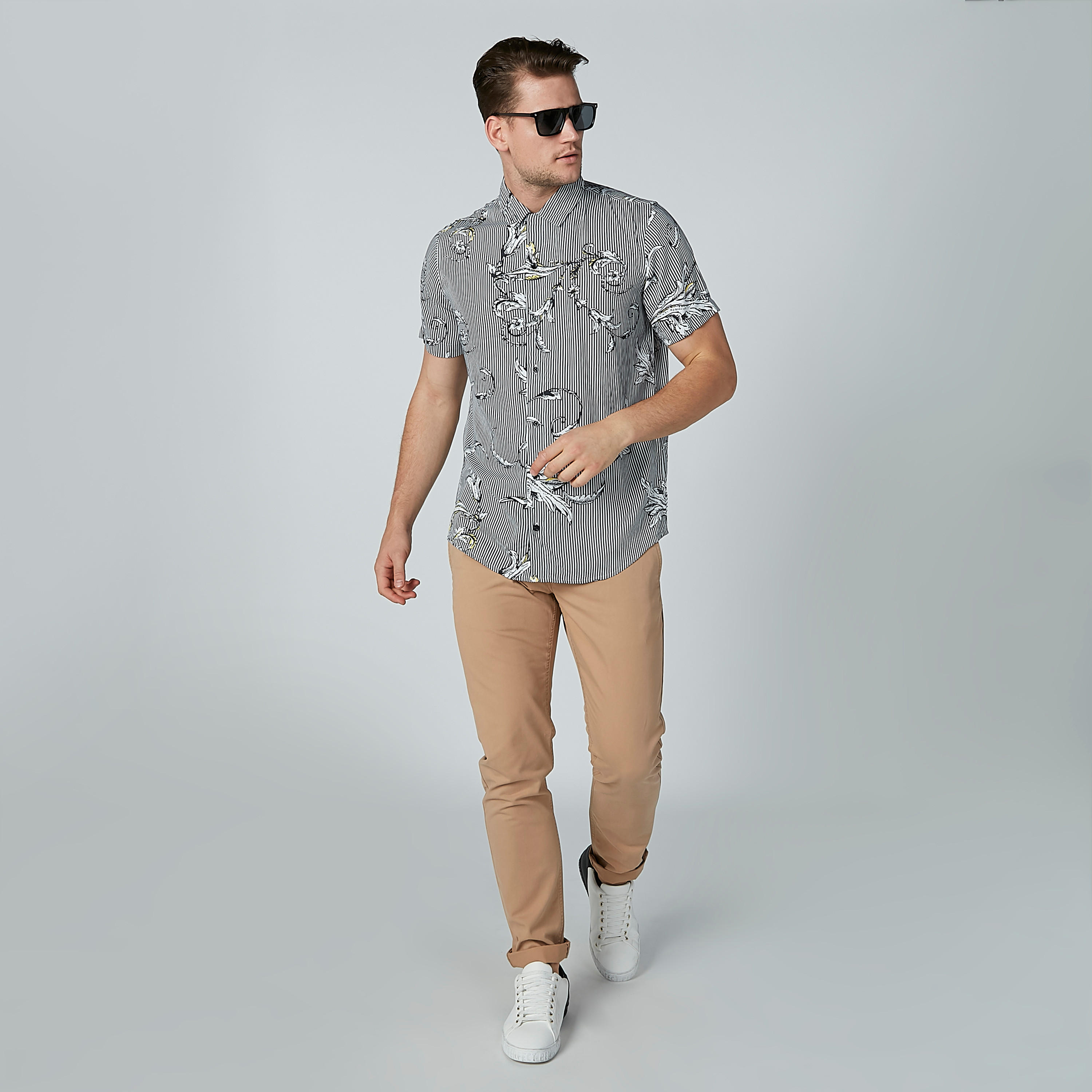 قميص مقلّم بياقة عاديّة وأكمام قصيرة وطبعات-men-clothing-shirts-image-1