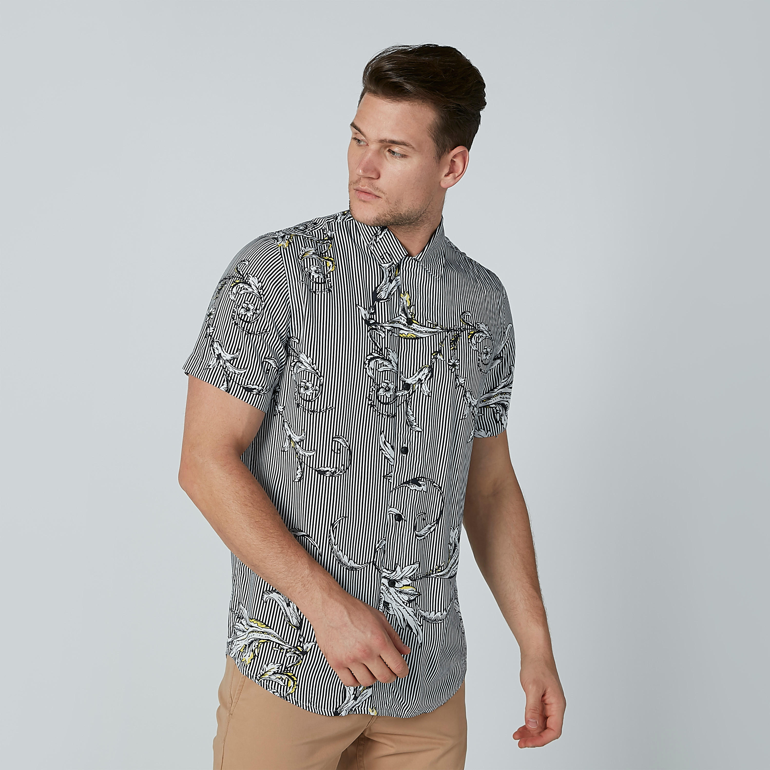 قميص مقلّم بياقة عاديّة وأكمام قصيرة وطبعات-men-clothing-shirts-image-2