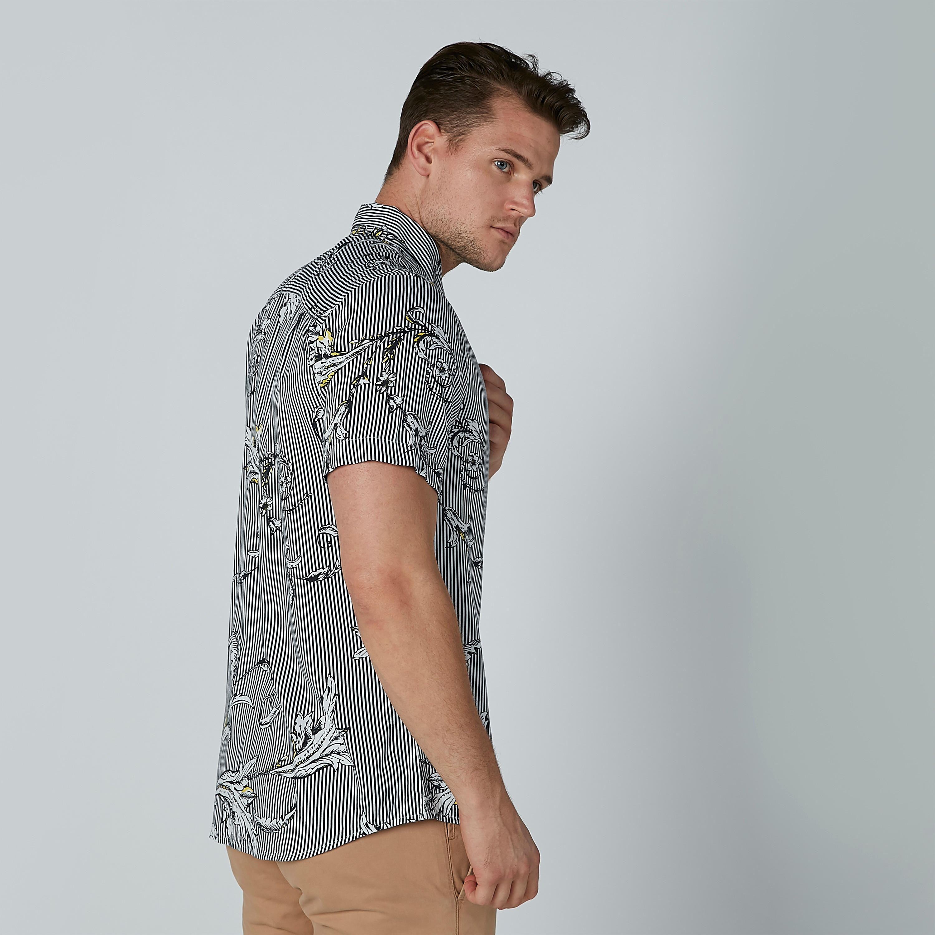 قميص مقلّم بياقة عاديّة وأكمام قصيرة وطبعات-men-clothing-shirts-image-3