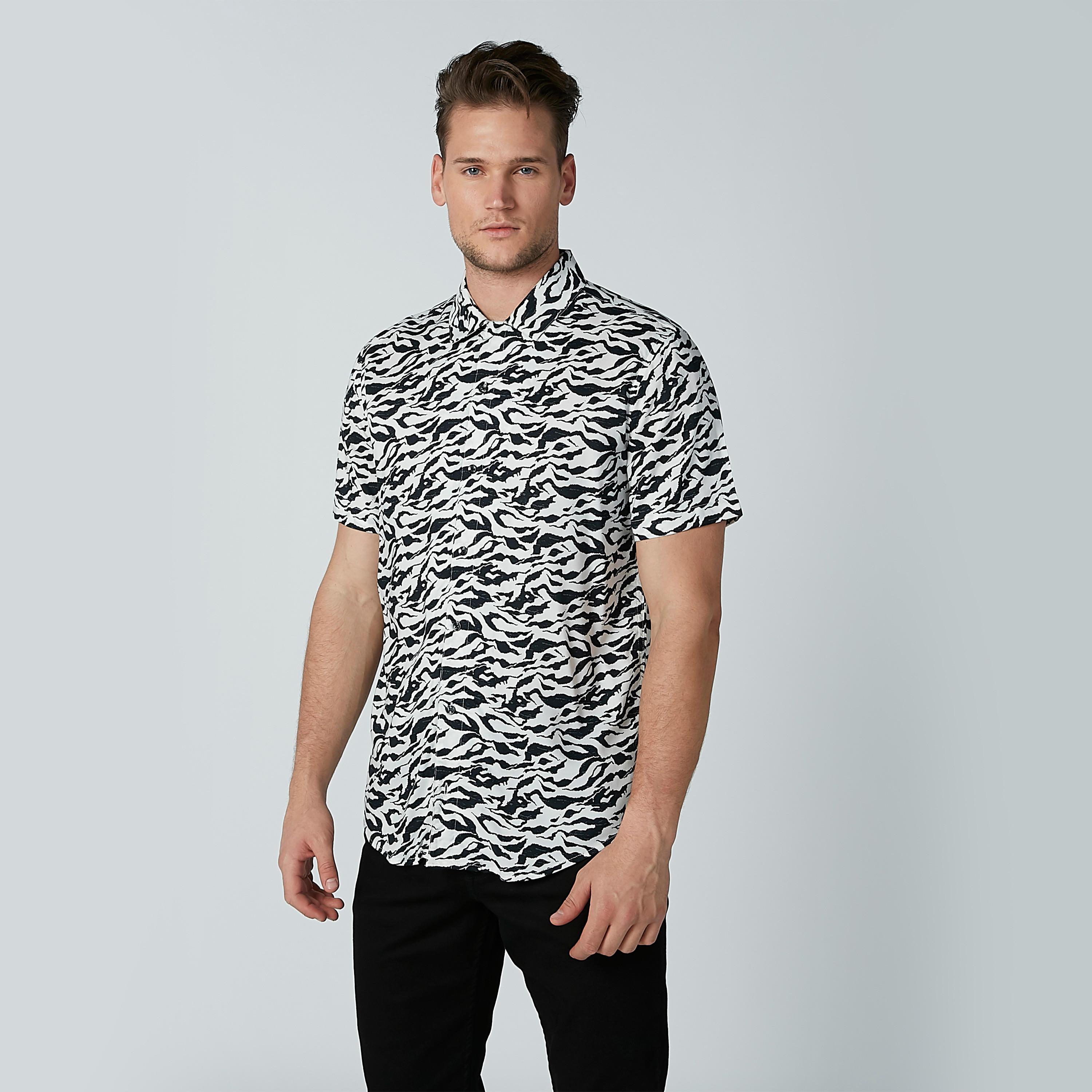 قميص بأكمام قصيرة وأزرار وطبعات-men-clothing-shirts-image-1