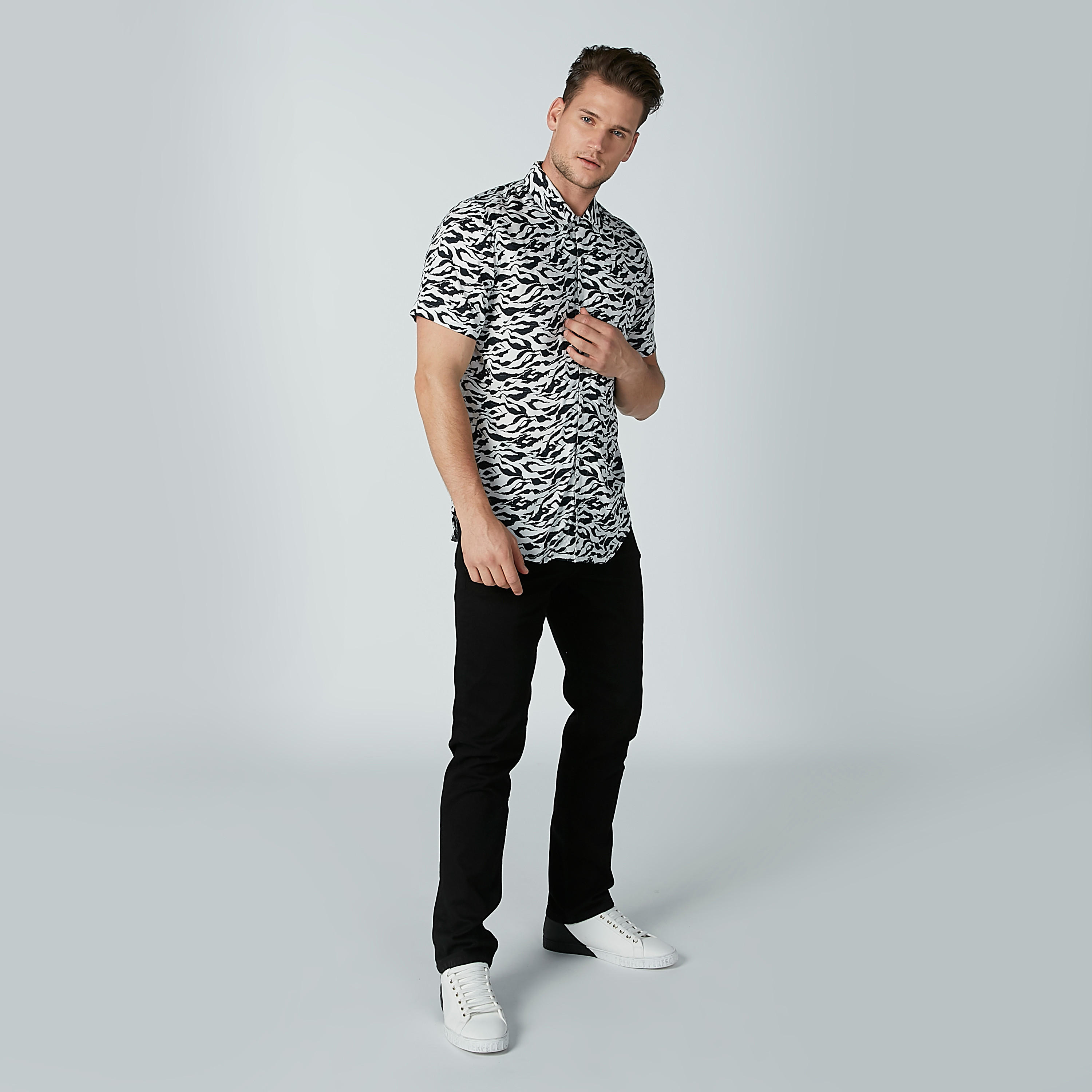 قميص بأكمام قصيرة وأزرار وطبعات-men-clothing-shirts-image-2