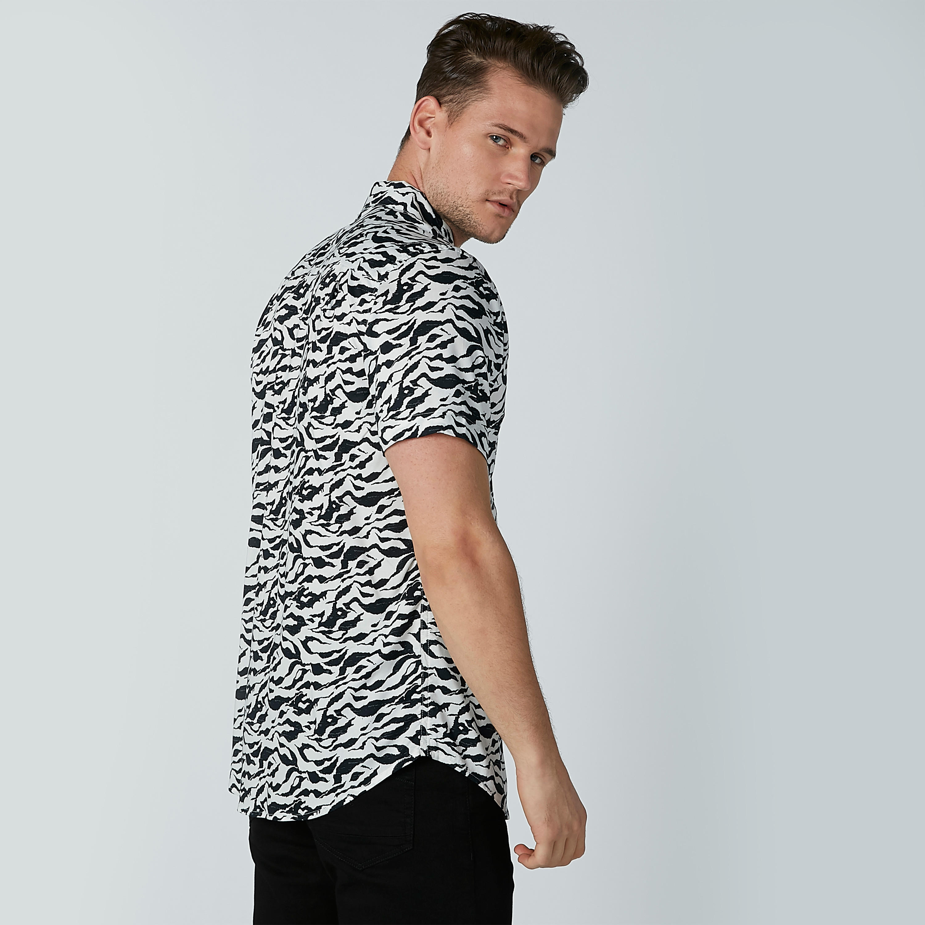 قميص بأكمام قصيرة وأزرار وطبعات-men-clothing-shirts-image-1