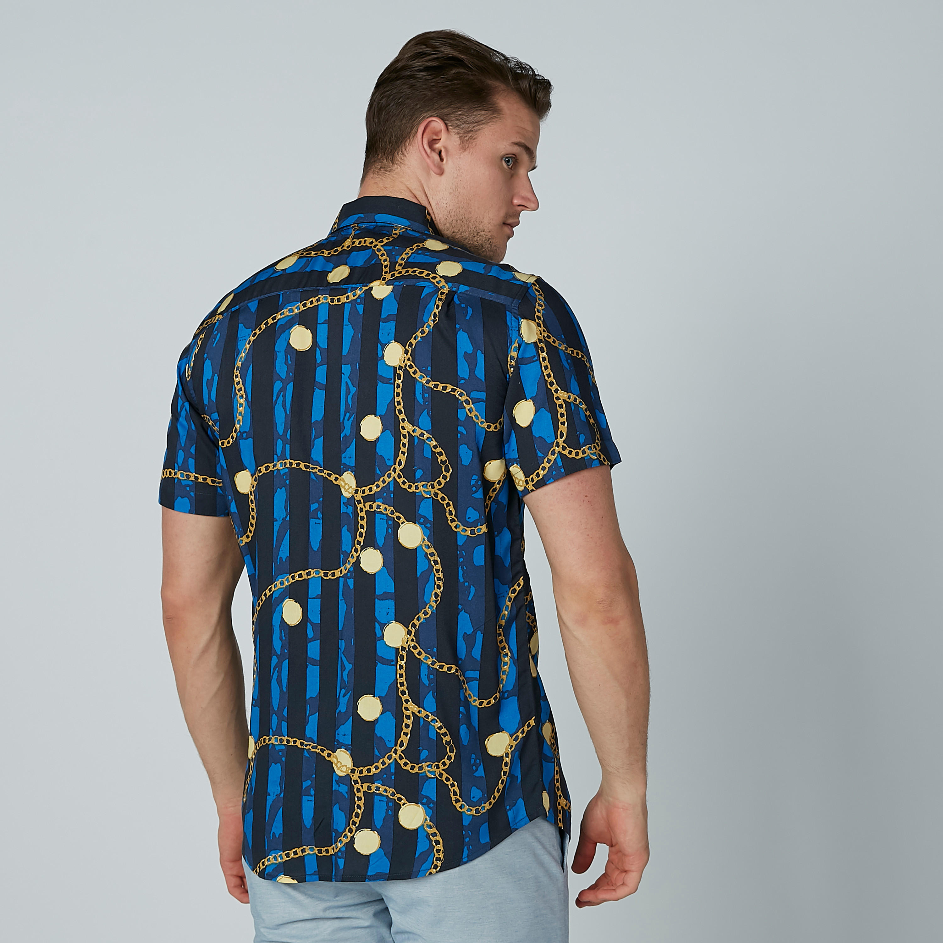 قميص بأكمام قصيرة وياقة عاديّة وطبعات-men-clothing-shirts-image-4