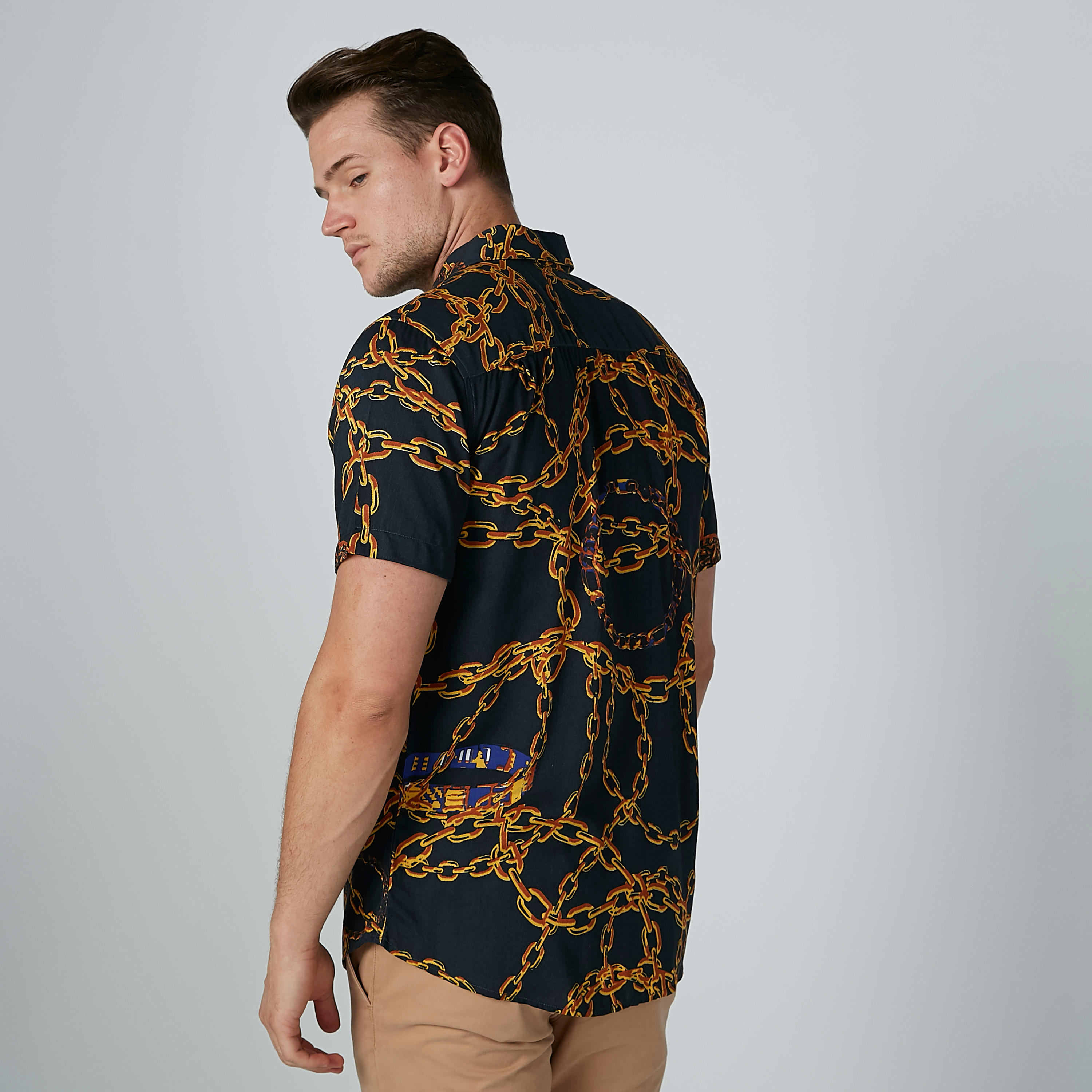 قميص بأكمام قصيرة وأزرار وطبعات-men-clothing-shirts-image-3