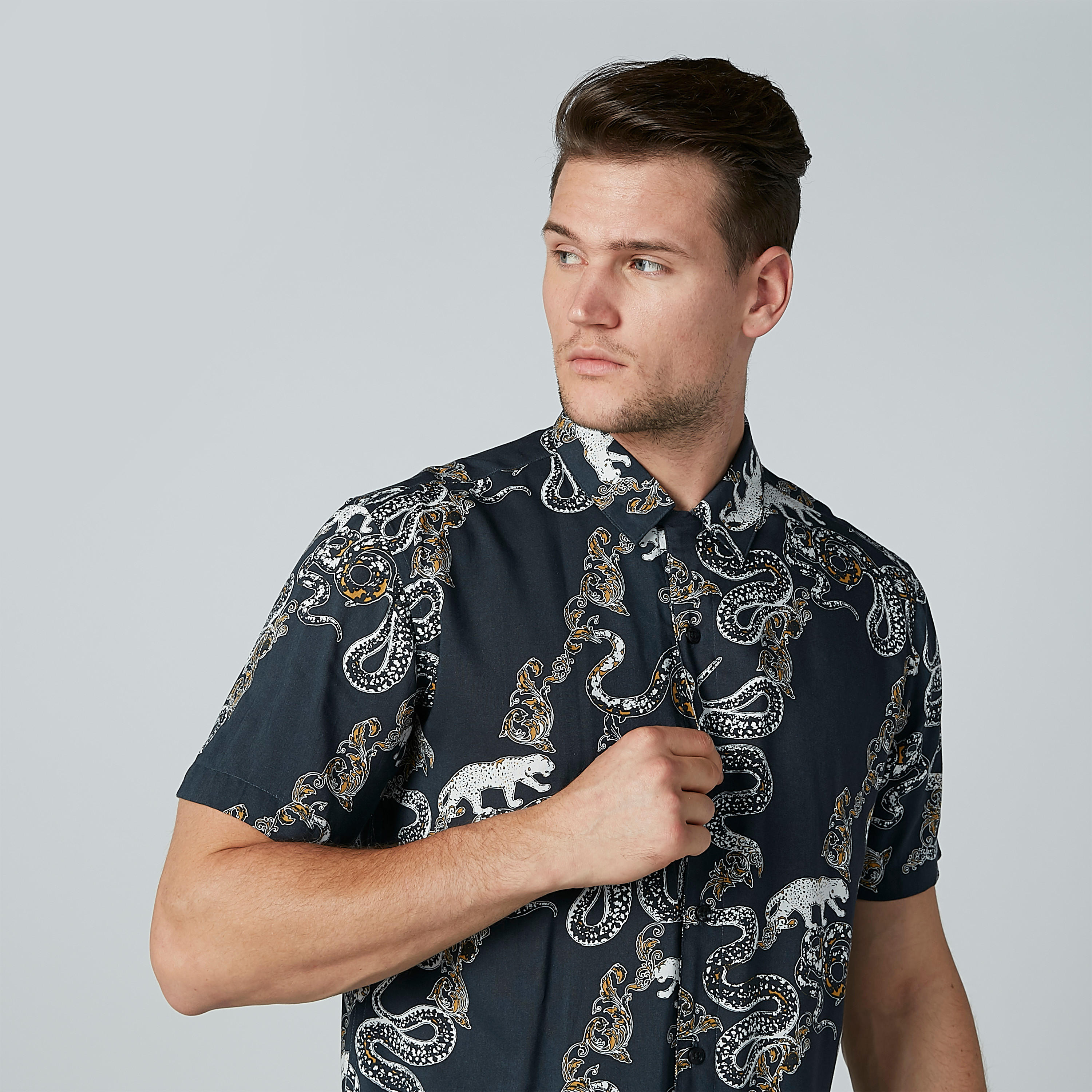 قميص بياقة عادية وأكمام قصيرة وطبعات-men-clothing-shirts-image-4