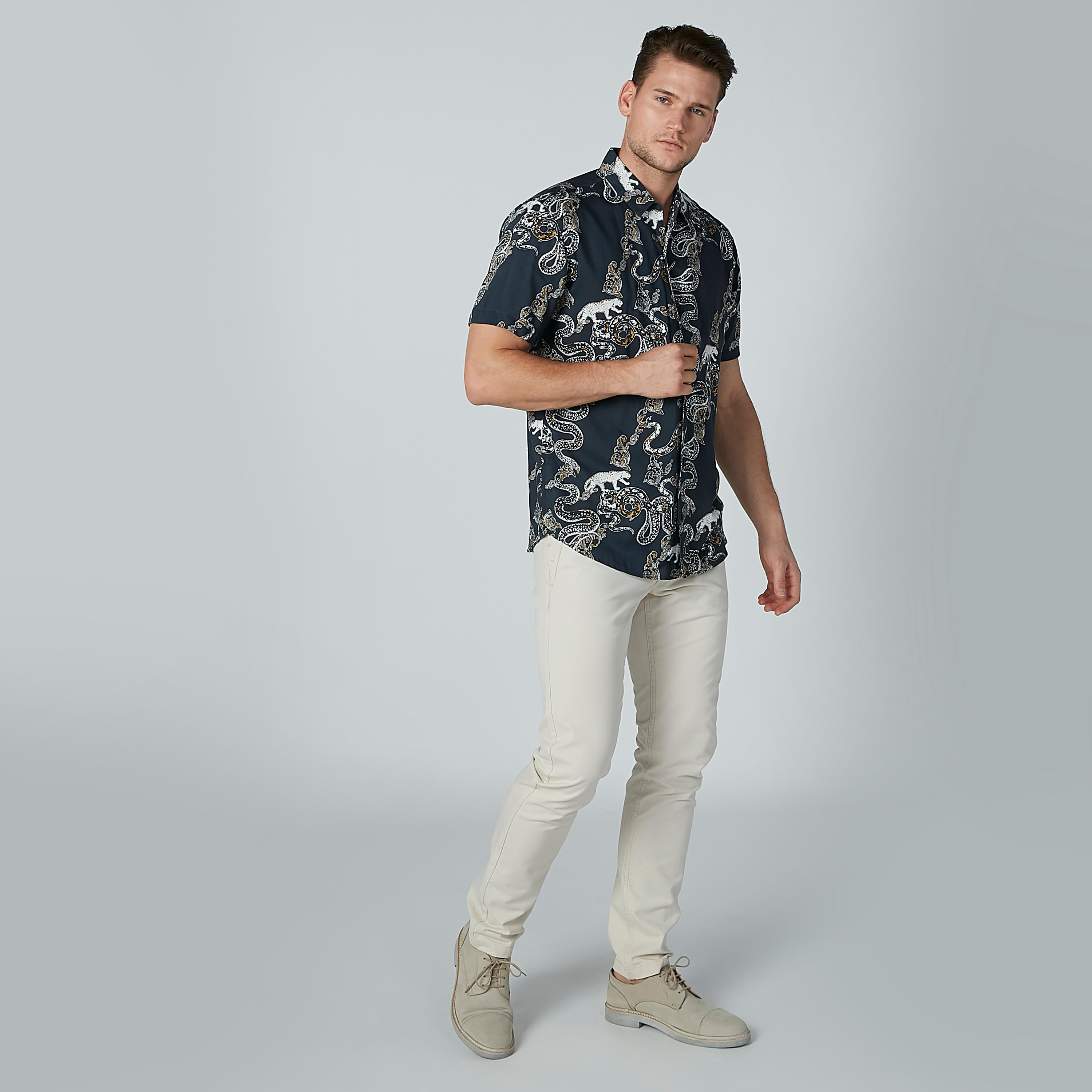 قميص بياقة عادية وأكمام قصيرة وطبعات-men-clothing-shirts-image-3
