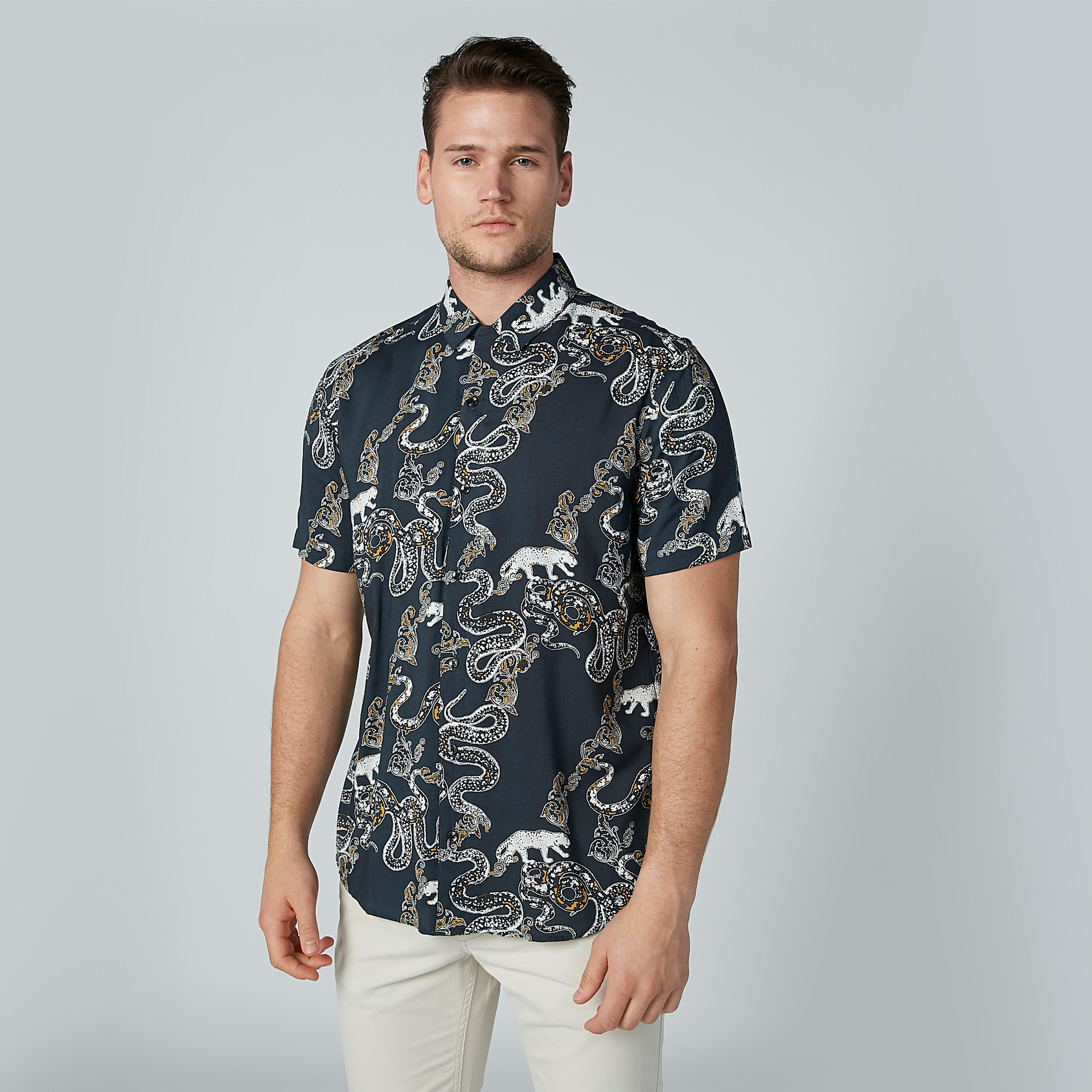 قميص بياقة عادية وأكمام قصيرة وطبعات-men-clothing-shirts-image-2