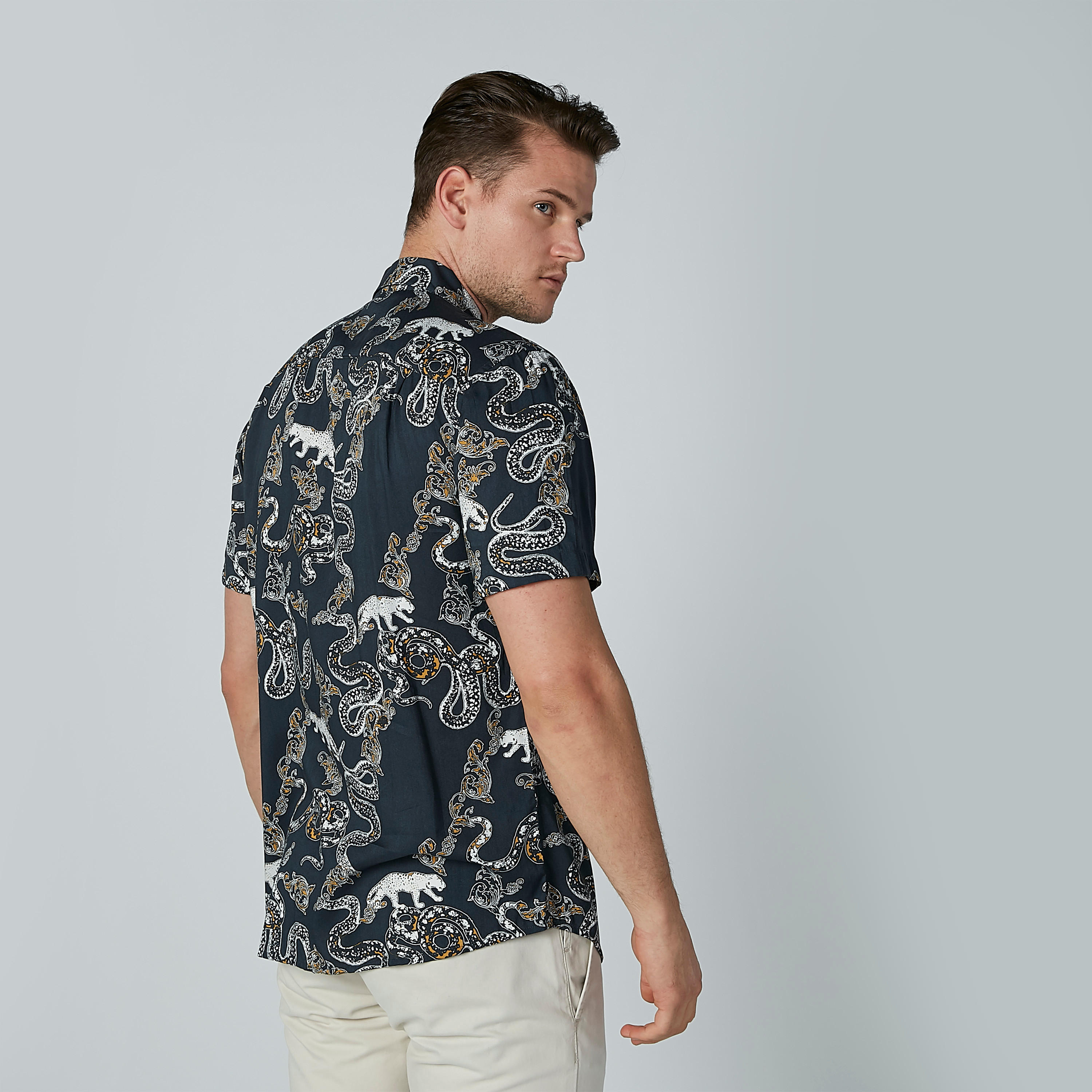 قميص بياقة عادية وأكمام قصيرة وطبعات-men-clothing-shirts-image-1