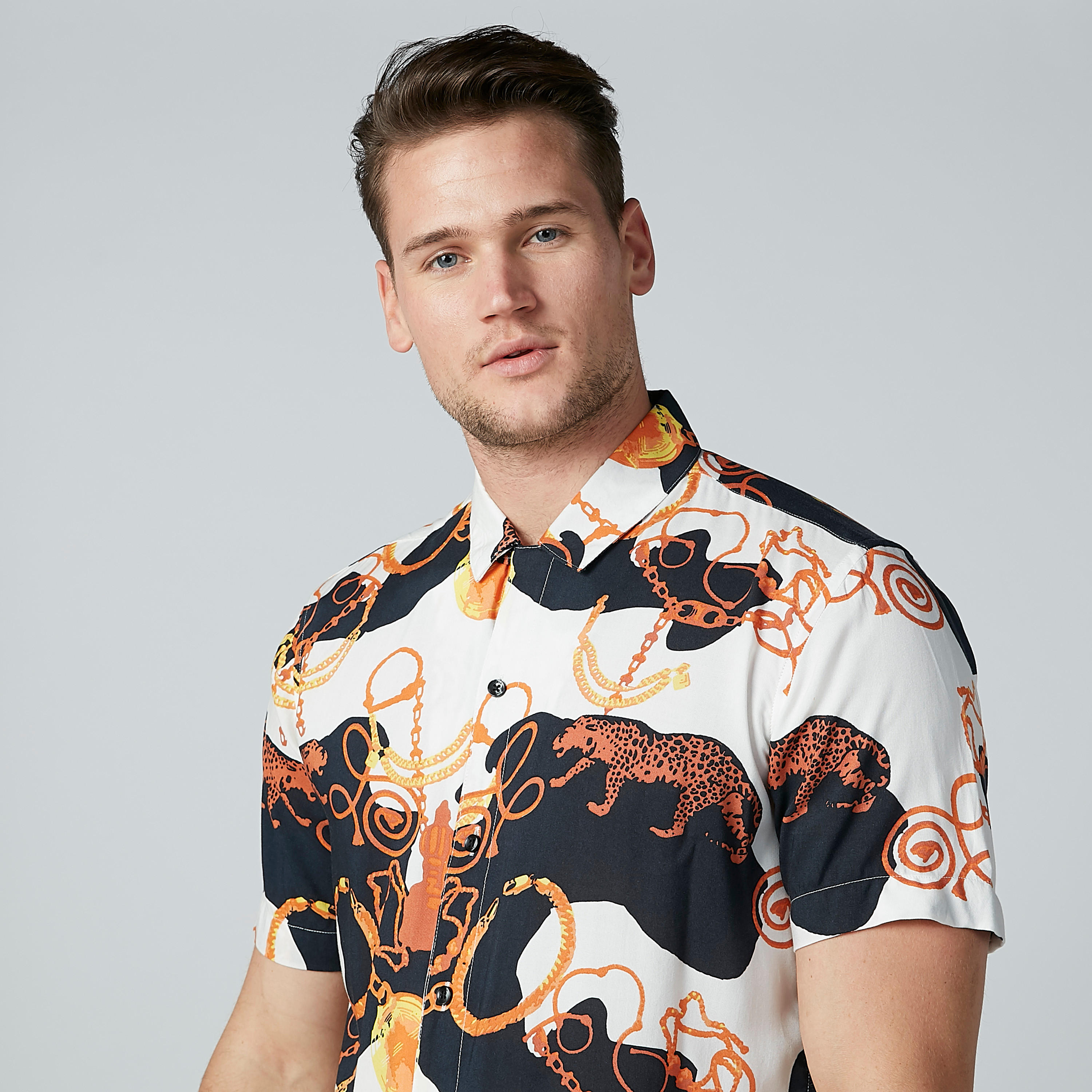 قميص بأكمام قصيرة وأزرار وطبعات-men-clothing-shirts-image-4