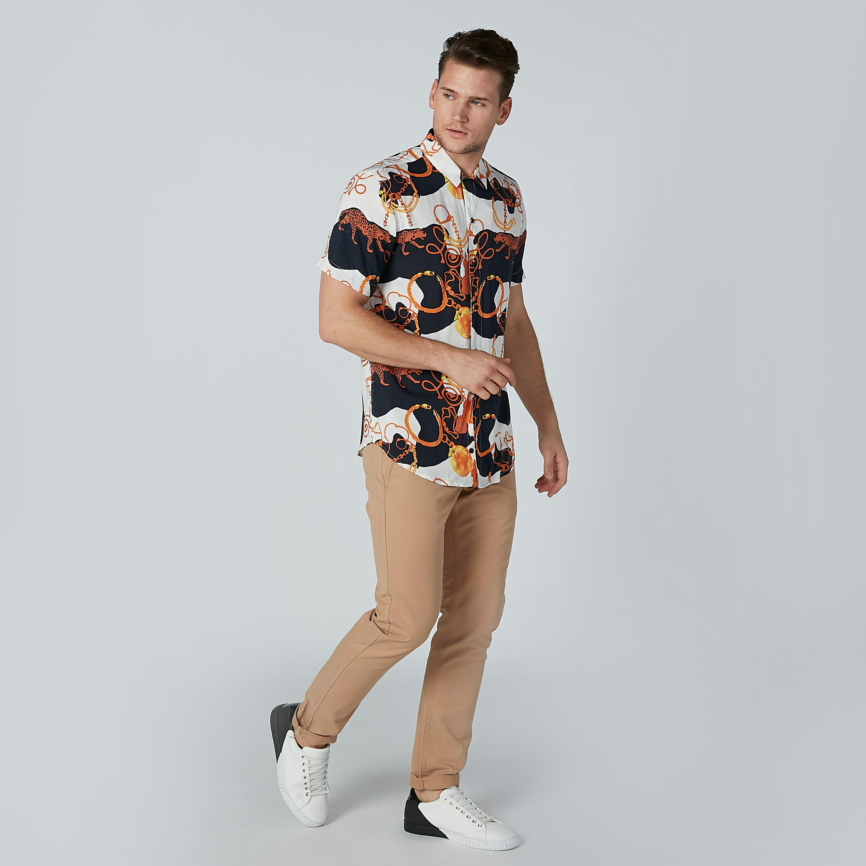 قميص بأكمام قصيرة وأزرار وطبعات-men-clothing-shirts-image-3