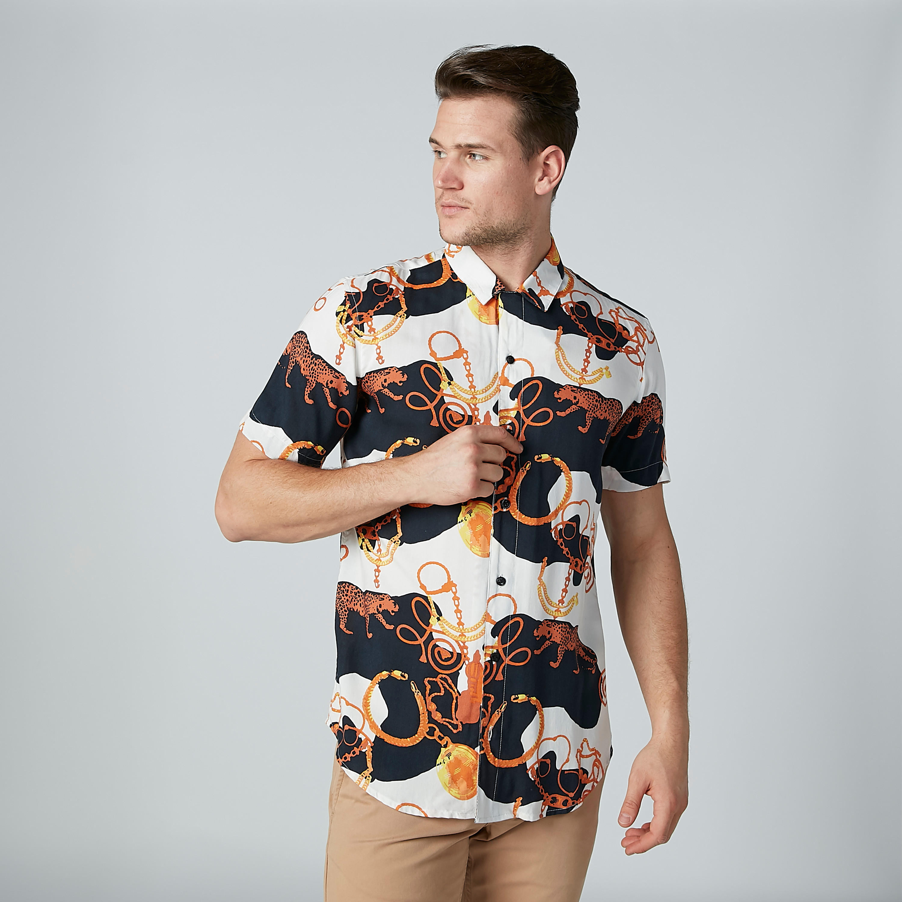 قميص بأكمام قصيرة وأزرار وطبعات-men-clothing-shirts-image-2