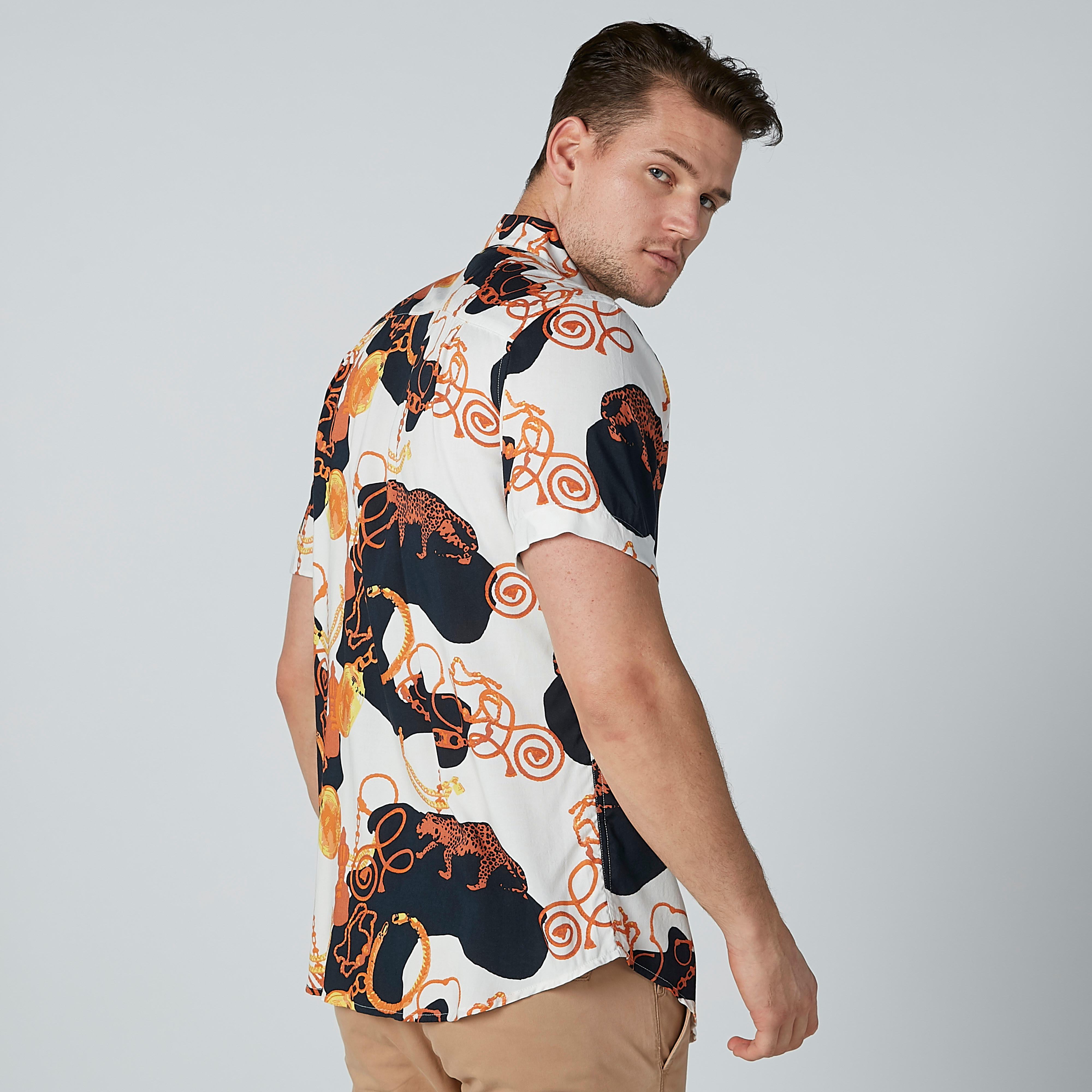 قميص بأكمام قصيرة وأزرار وطبعات-men-clothing-shirts-image-4