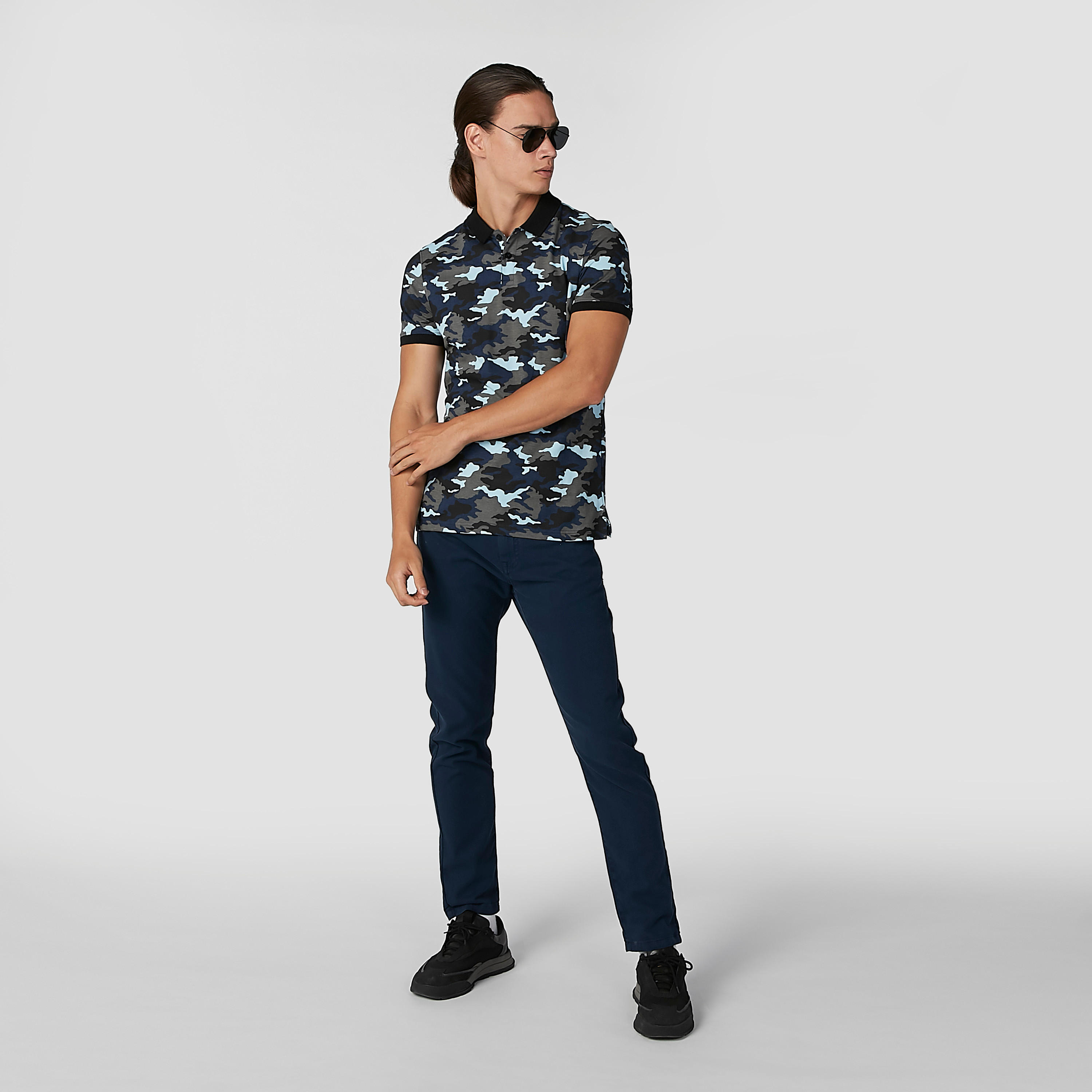 تيشيرت بقصّة سليم وياقة بولو وأكمام قصيرة وطبعات-men-clothing-tshirtsandpolos-polos-image-1