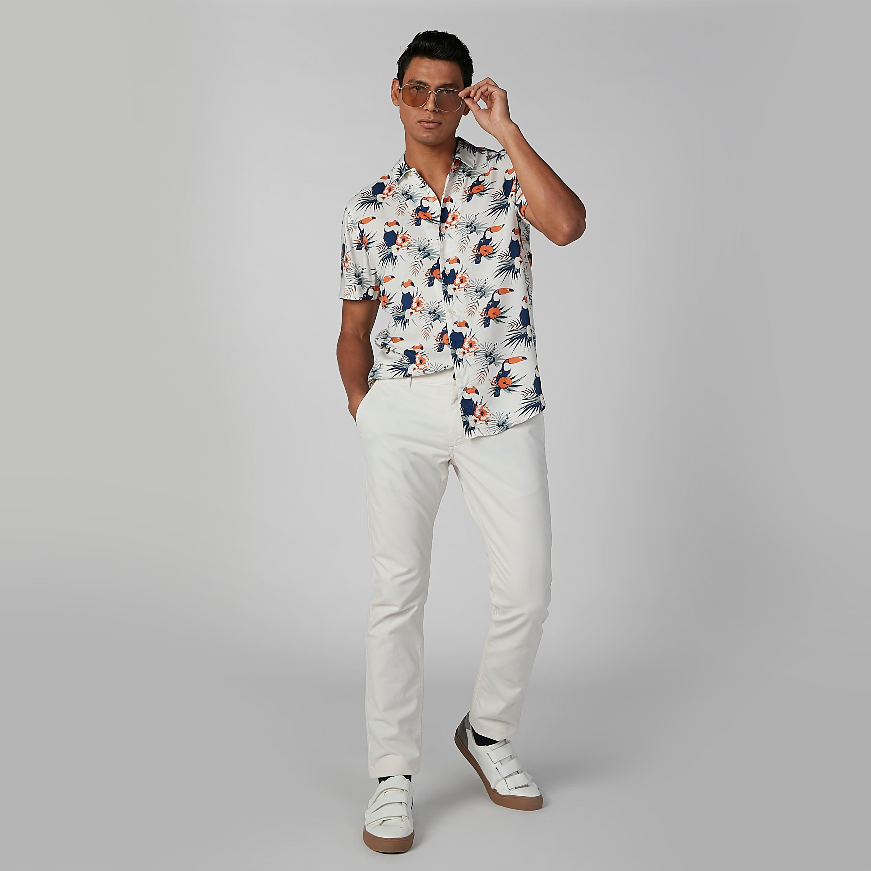 قميص بقصّة سليم وأكمام قصيرة وأزرار وطبعات-men-clothing-shirts-image-2