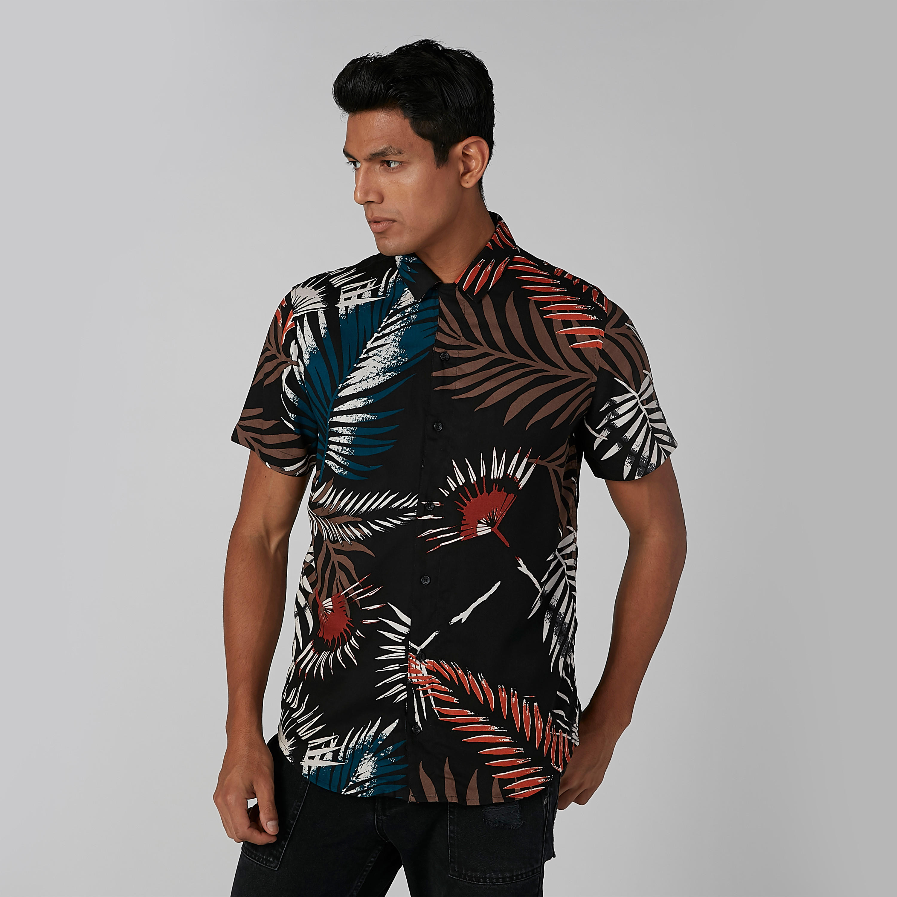 قميص بياقة عاديّة وأكمام قصيرة وطبعات تروبيكال-men-clothing-shirts-image-6