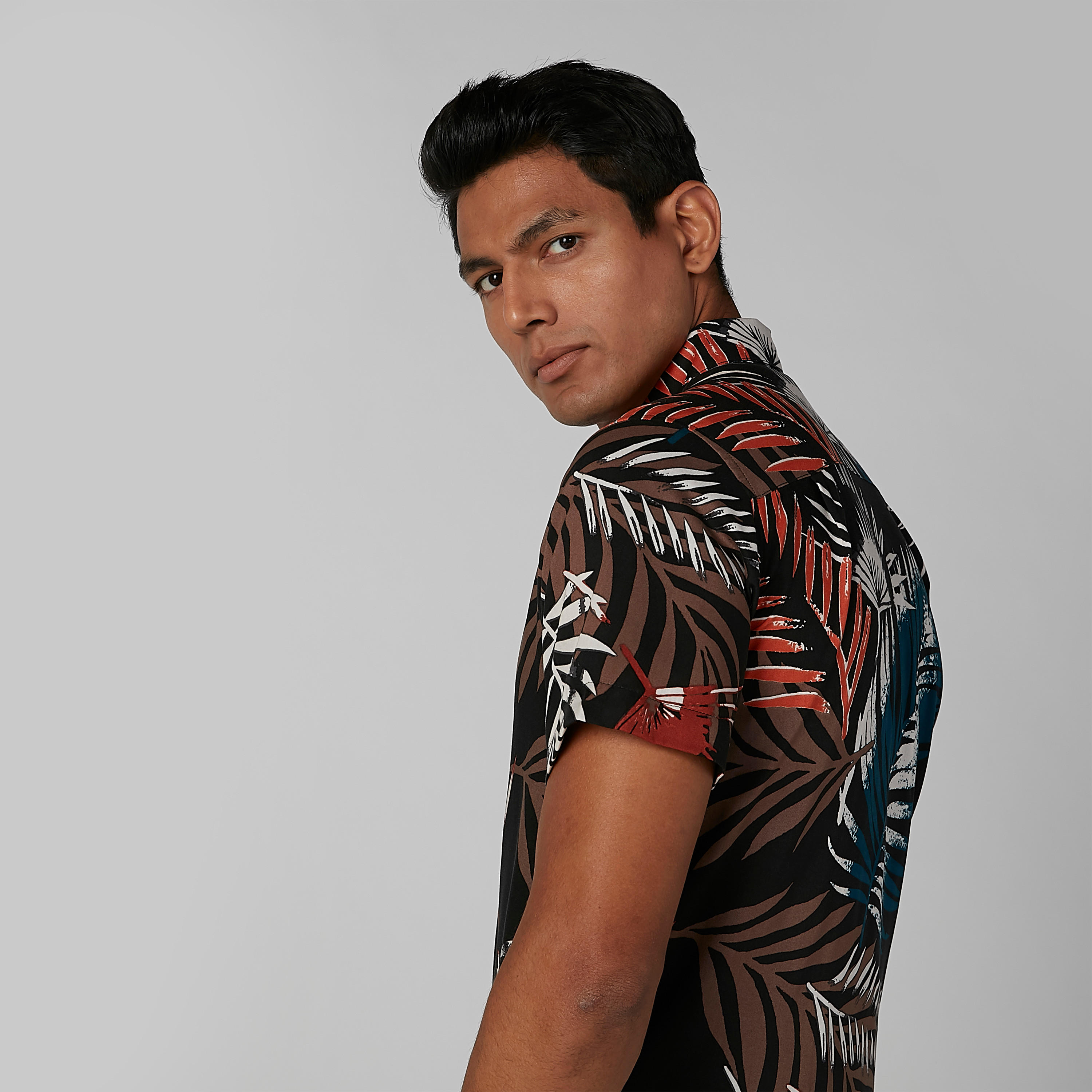 قميص بياقة عاديّة وأكمام قصيرة وطبعات تروبيكال-men-clothing-shirts-image-5
