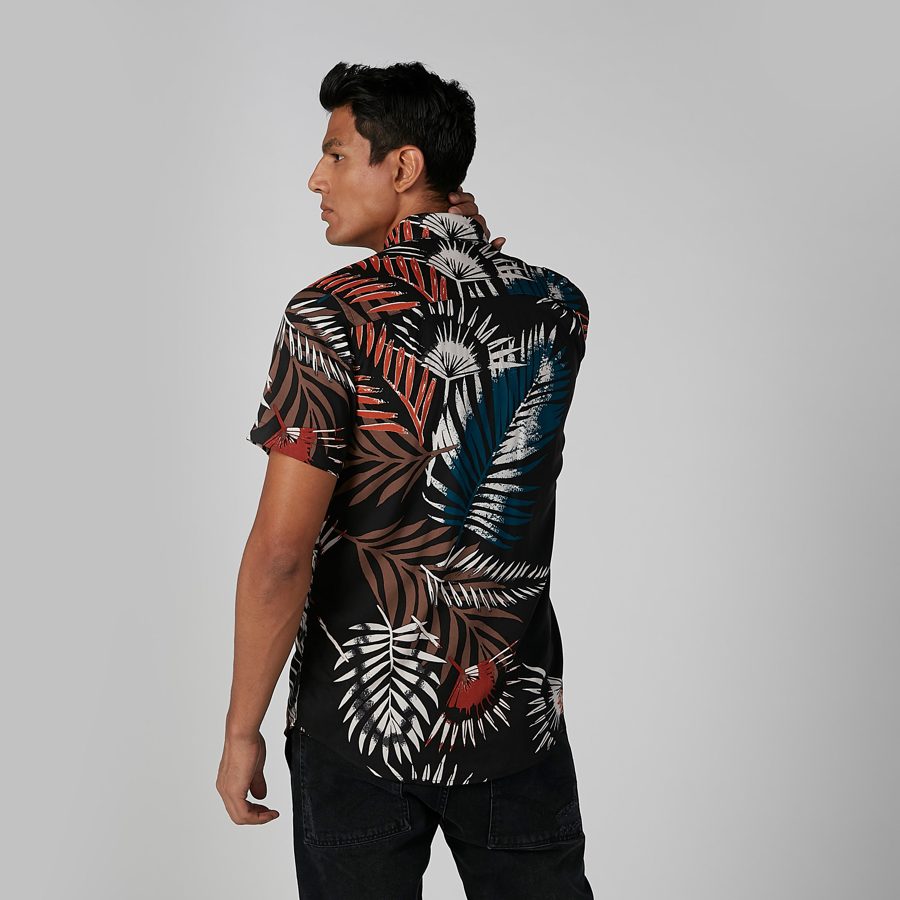 قميص بياقة عاديّة وأكمام قصيرة وطبعات تروبيكال-men-clothing-shirts-image-3