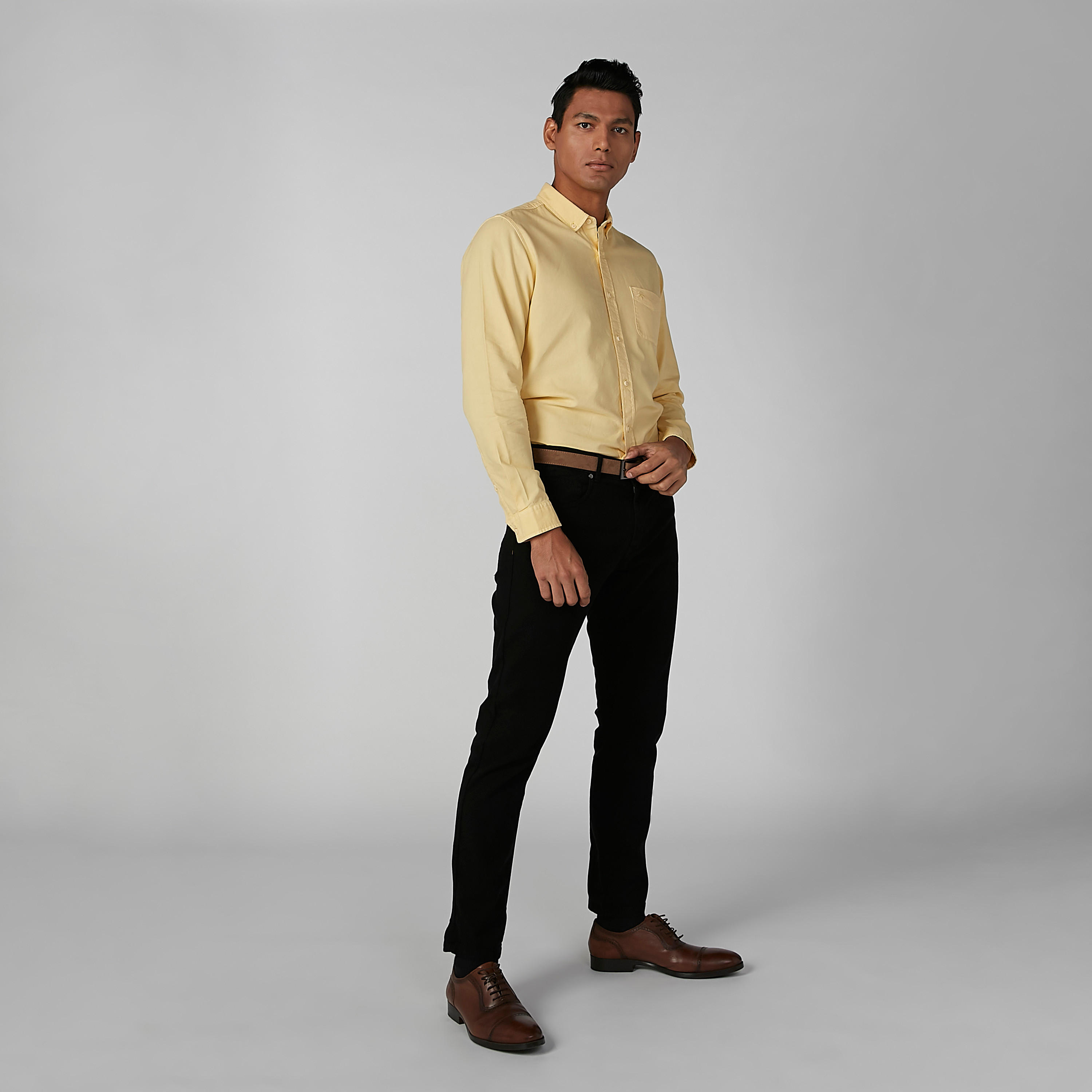 قميص مستدام سادة سليم وأكمام طويلة وجيب على الصدر -men-clothing-shirts-image-2