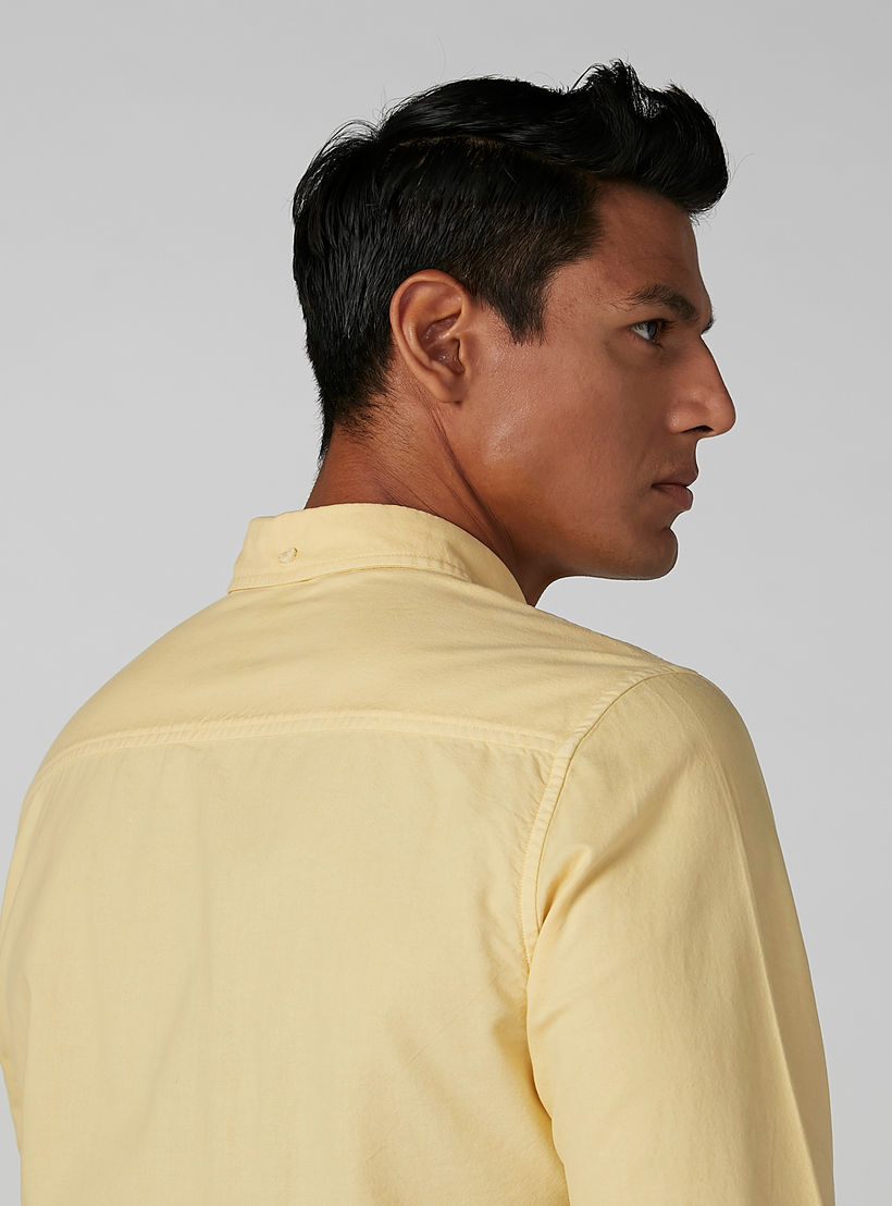 قميص مستدام سادة سليم وأكمام طويلة وجيب على الصدر -men-clothing-shirts-image-4