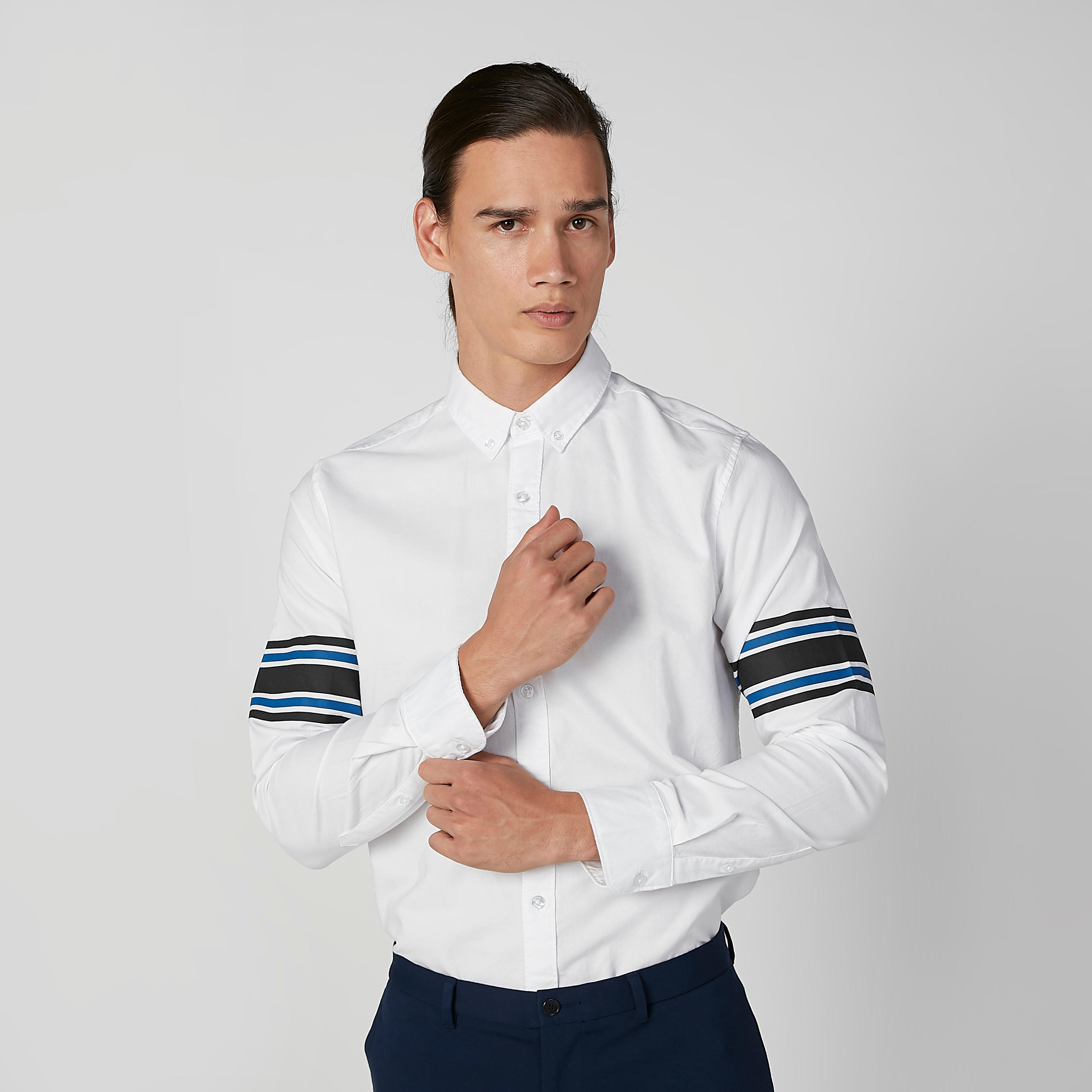 قميص مقلّم بأكمام طويلة وياقة بأزرار-men-clothing-shirts-image-1