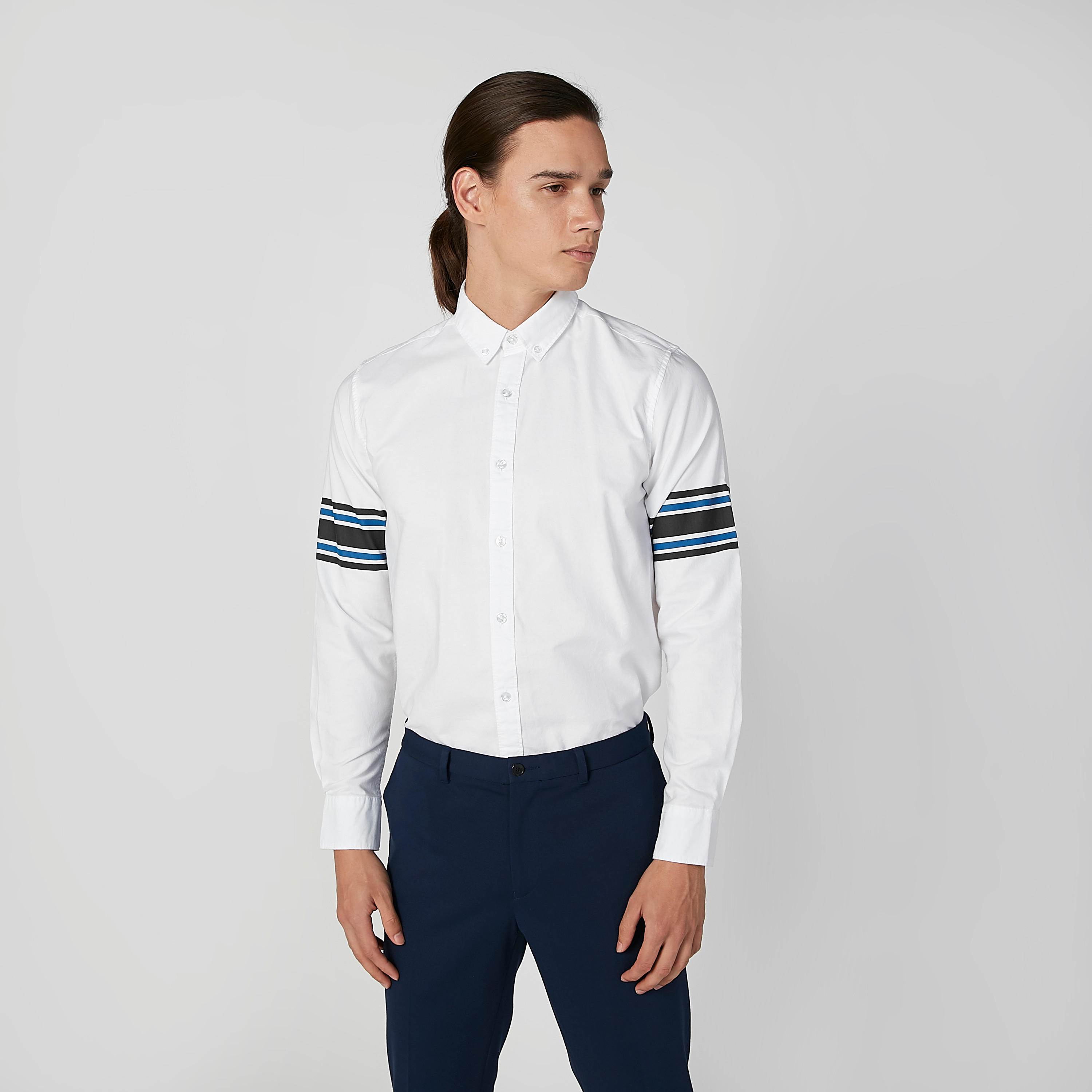 قميص مقلّم بأكمام طويلة وياقة بأزرار-men-clothing-shirts-image-3