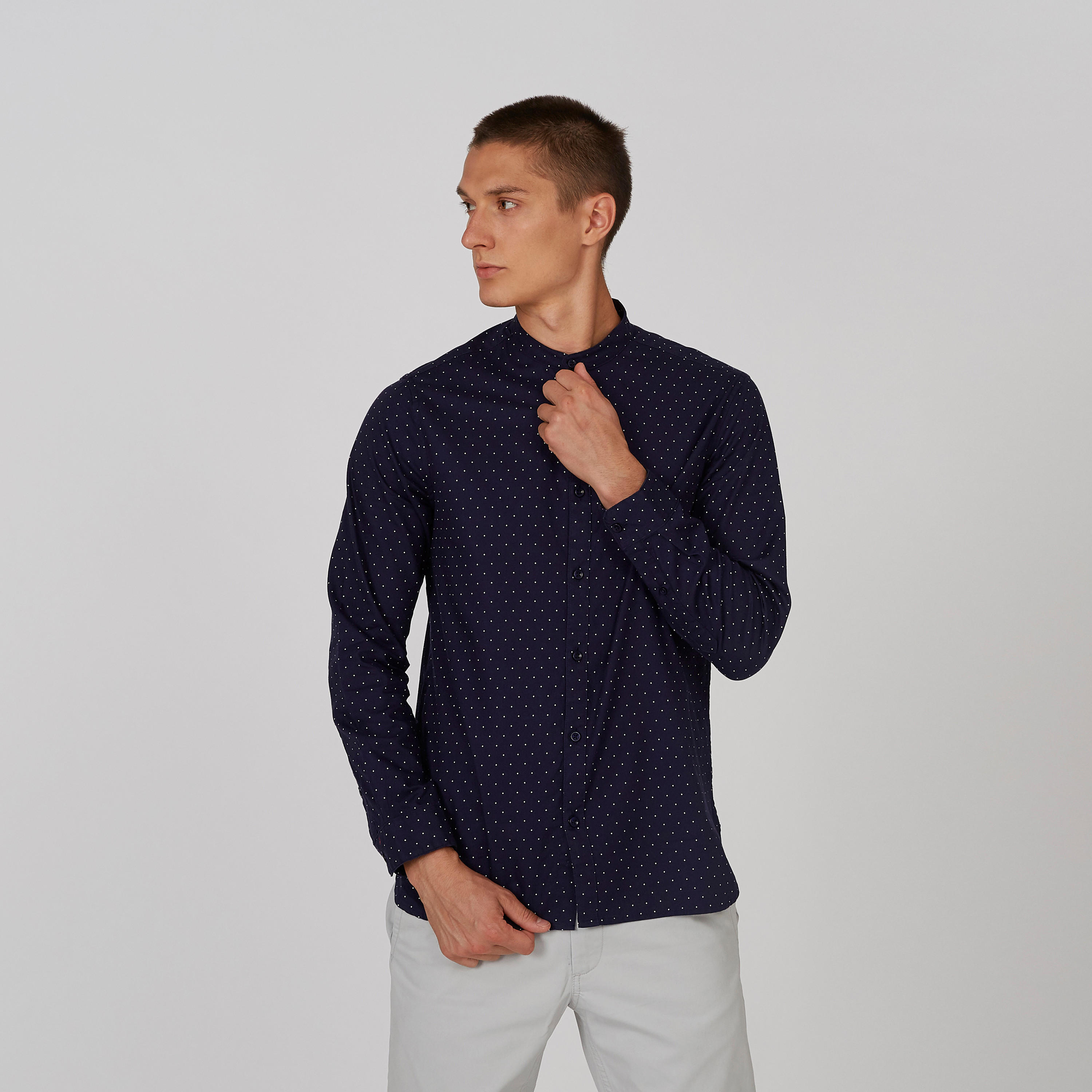قميص مستدام بقصّة سليم وياقة ماندارين وطبعات منقّطة-men-clothing-shirts-image-5