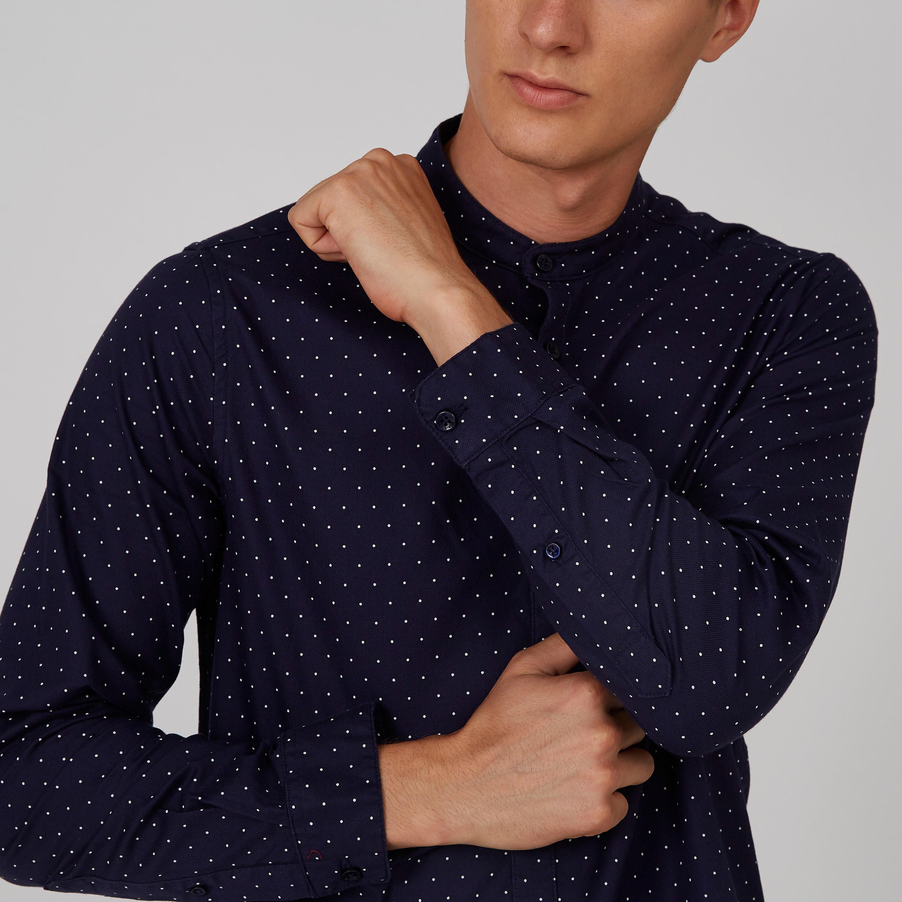 قميص مستدام بقصّة سليم وياقة ماندارين وطبعات منقّطة-men-clothing-shirts-image-1