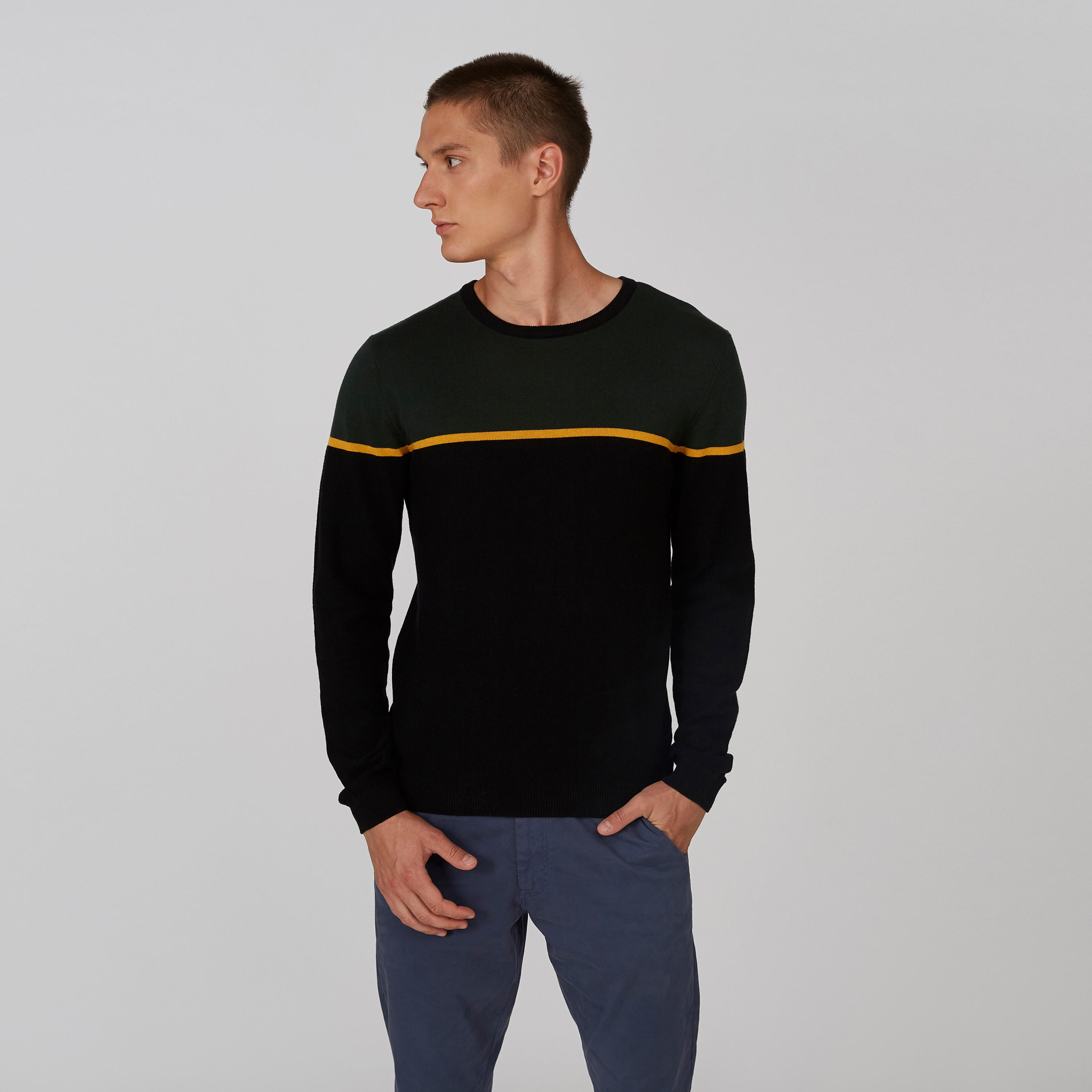 كنزة سليم بارزة الملمس بياقة ضيّقة وأكمام طويلة-men-clothing-sweatersandpullovers-image-1
