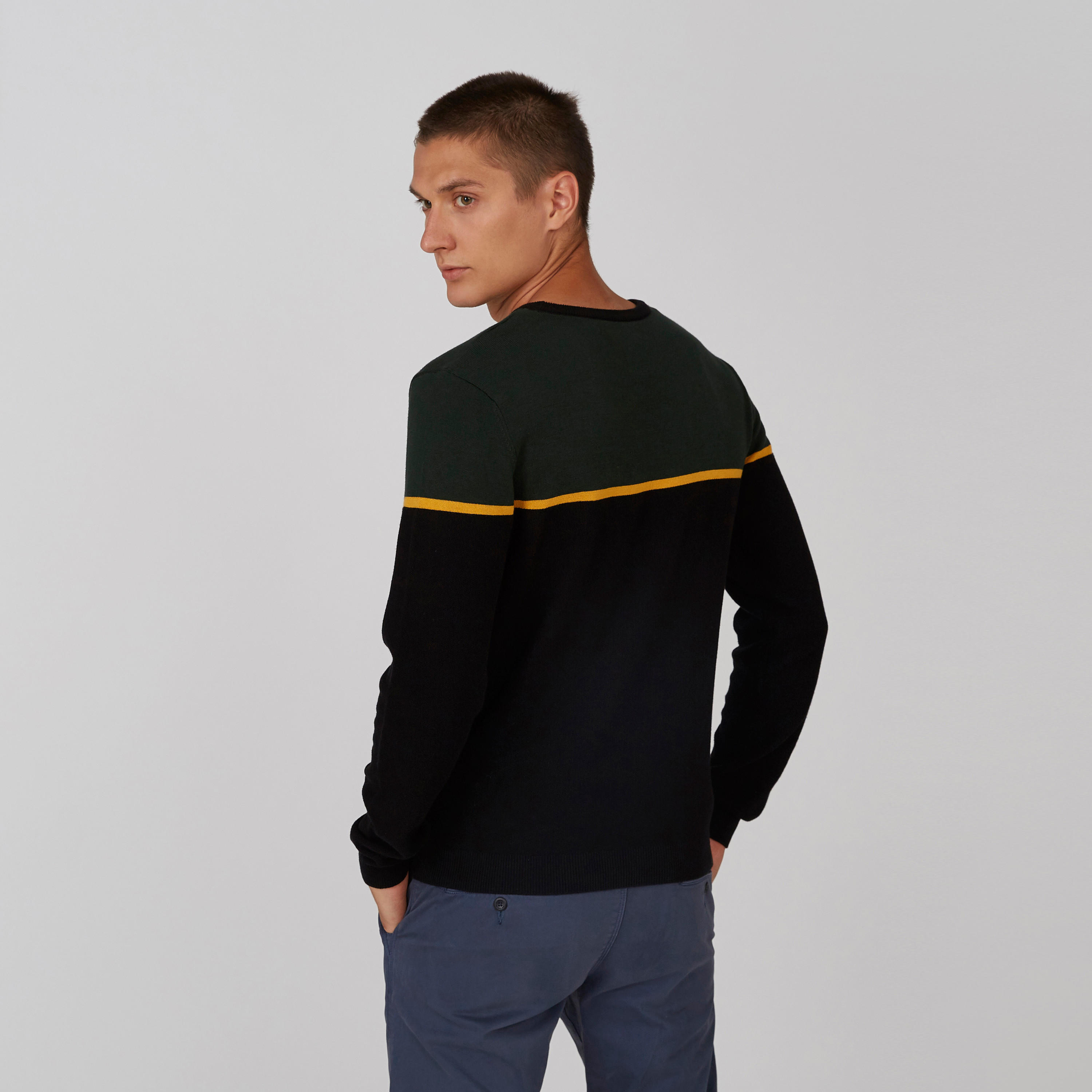كنزة سليم بارزة الملمس بياقة ضيّقة وأكمام طويلة-men-clothing-sweatersandpullovers-image-2