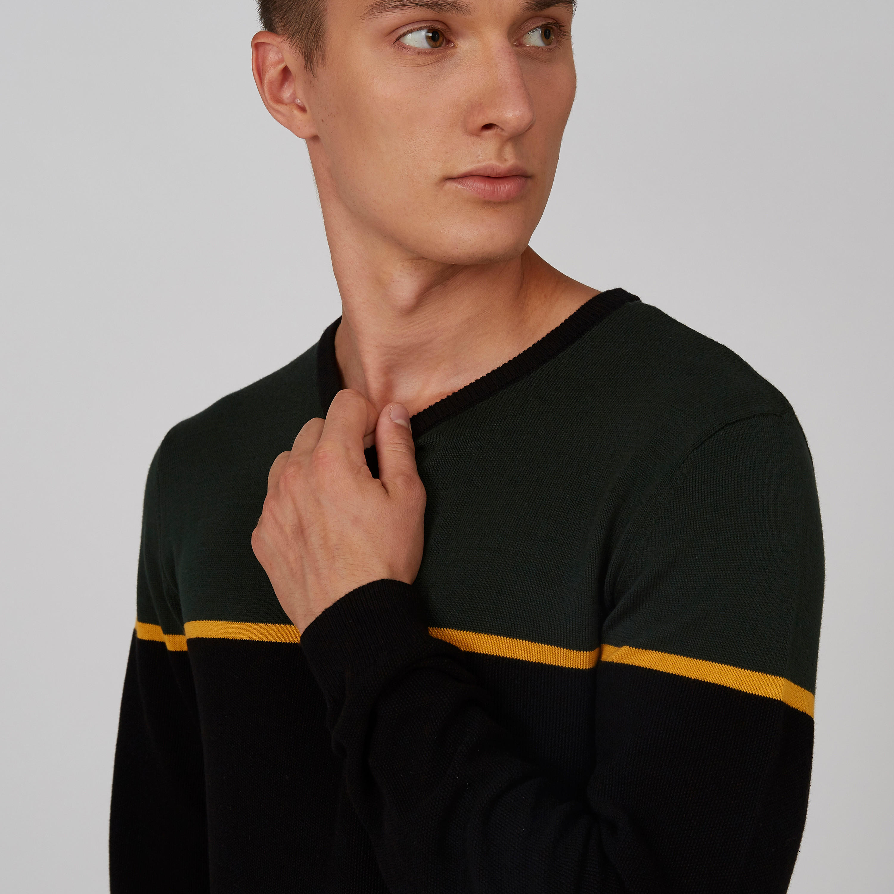 كنزة سليم بارزة الملمس بياقة ضيّقة وأكمام طويلة-men-clothing-sweatersandpullovers-image-4