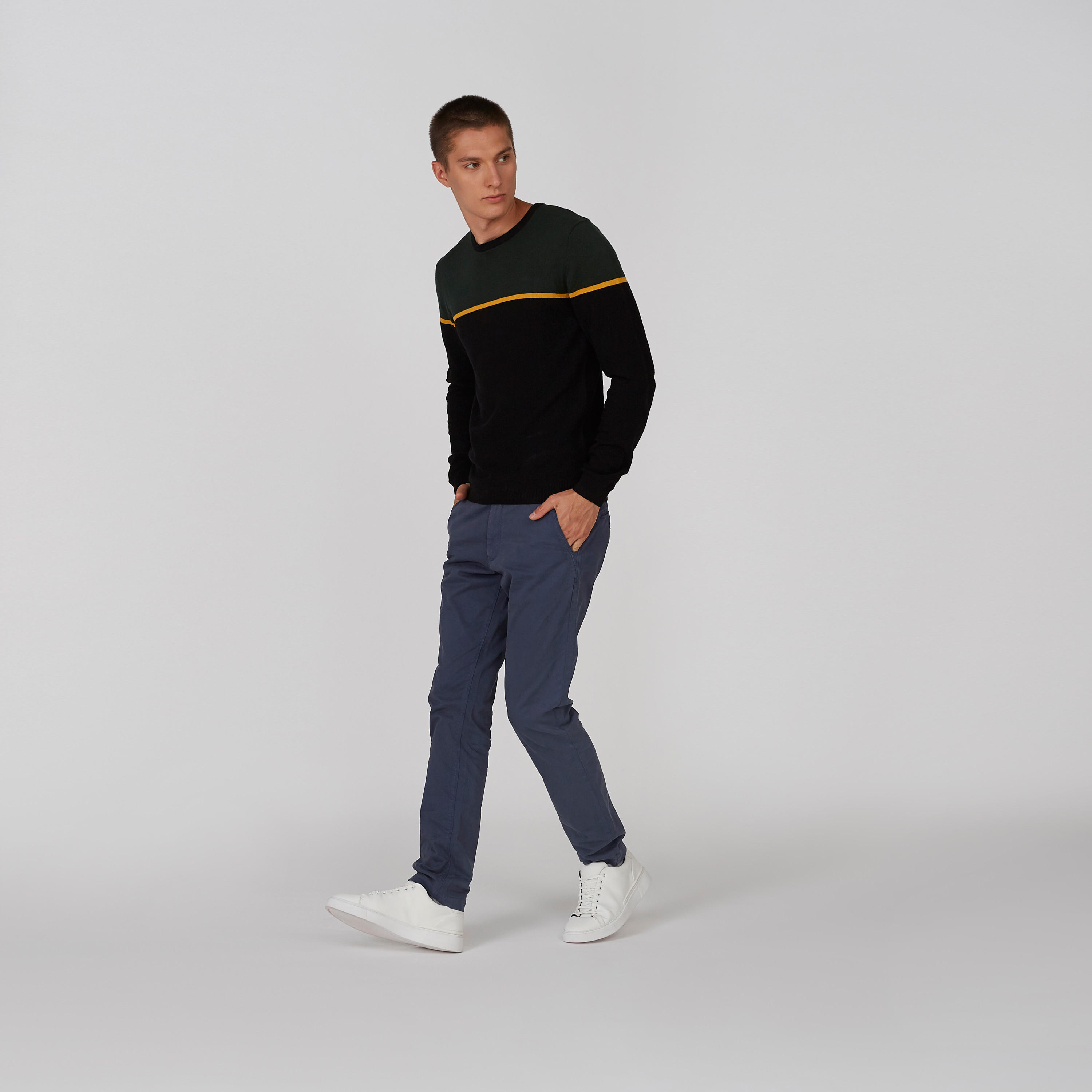 كنزة سليم بارزة الملمس بياقة ضيّقة وأكمام طويلة-men-clothing-sweatersandpullovers-image-5