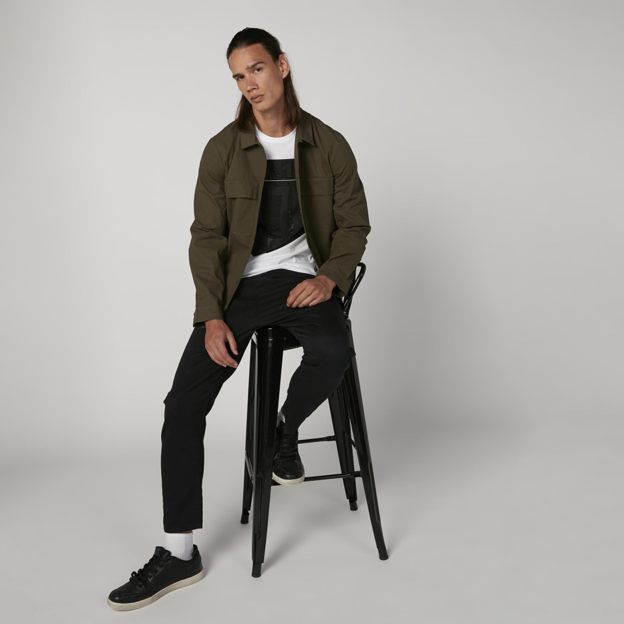 جاكيت دينم مستدام سادة بأكمام طويلة وجيوب بطيّة -men-clothing-jacketsandblazers-jackets-image-2