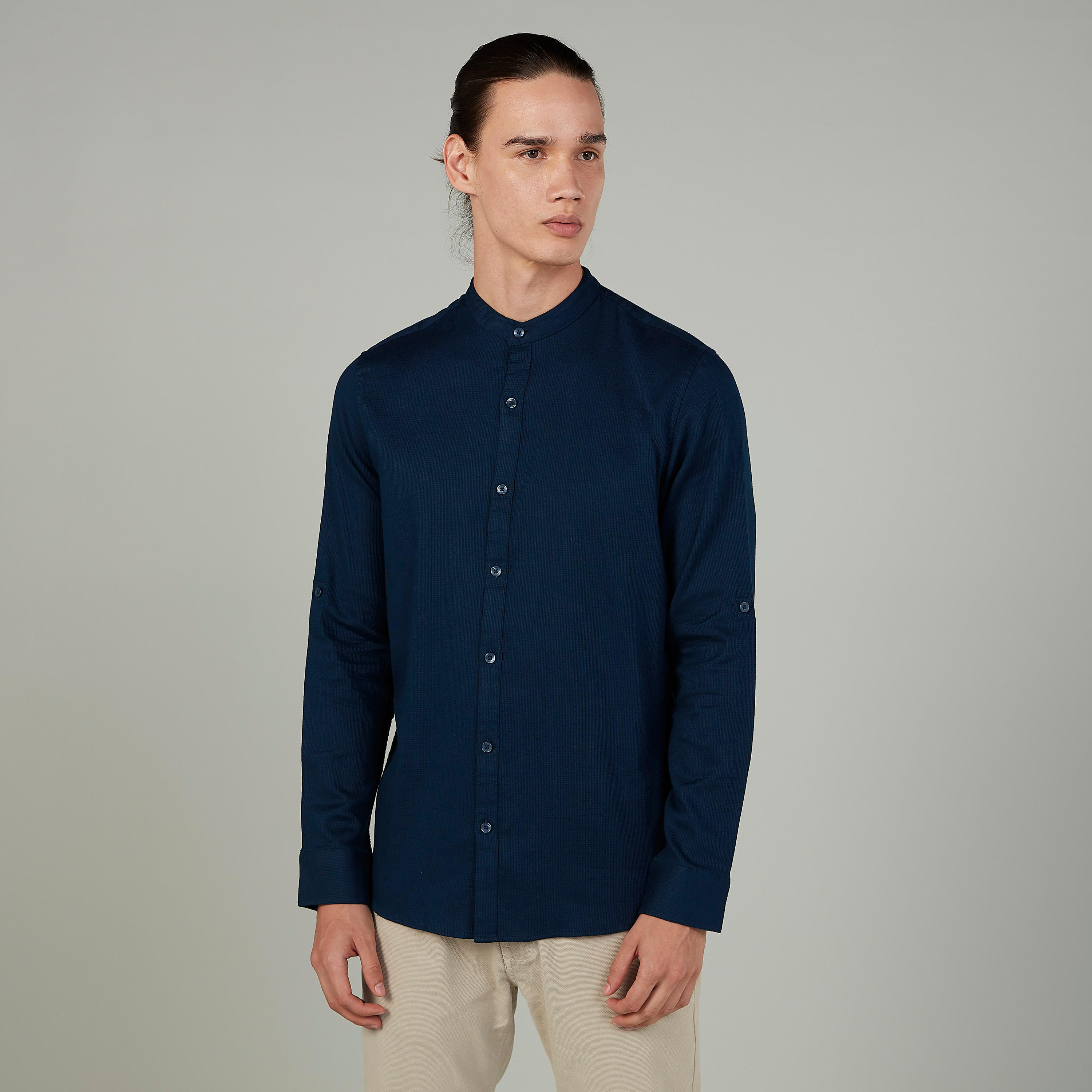 قميص بارز الملمس بياقة ماندارين وأكمام طويلة-men-clothing-shirts-image-1