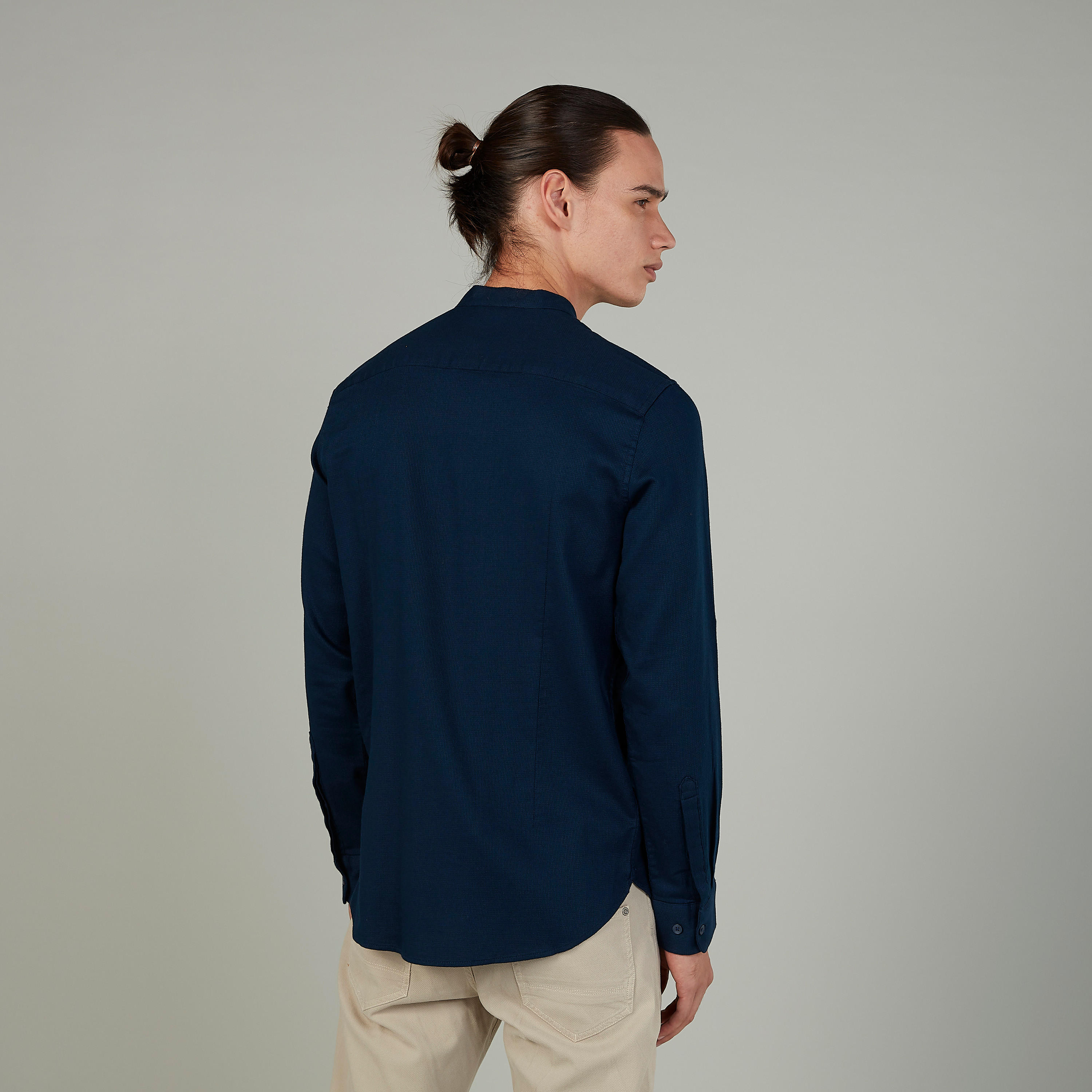 قميص بارز الملمس بياقة ماندارين وأكمام طويلة-men-clothing-shirts-image-4