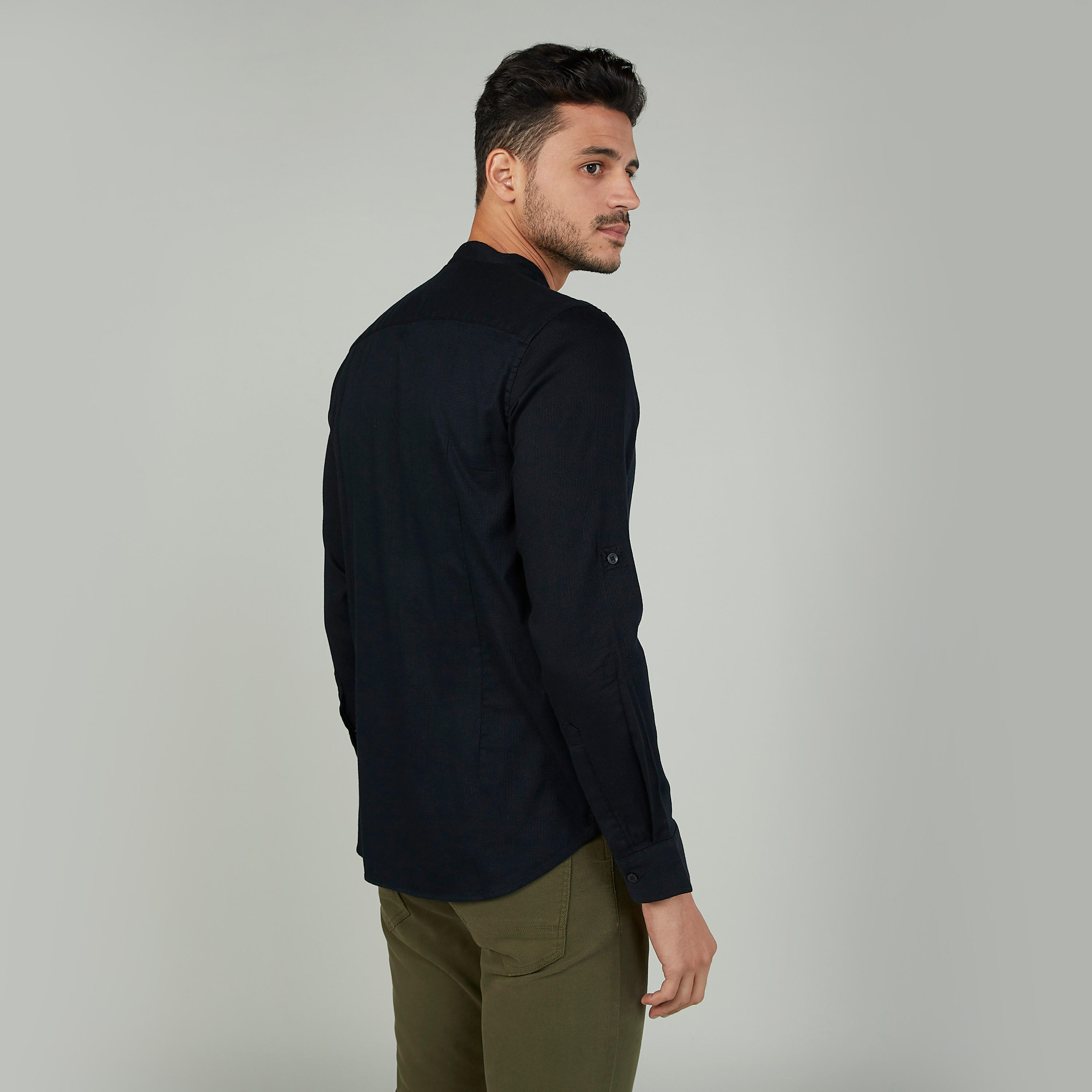 قميص سادة بياقة ماندارين وأكمام طويلة-men-clothing-shirts-image-4