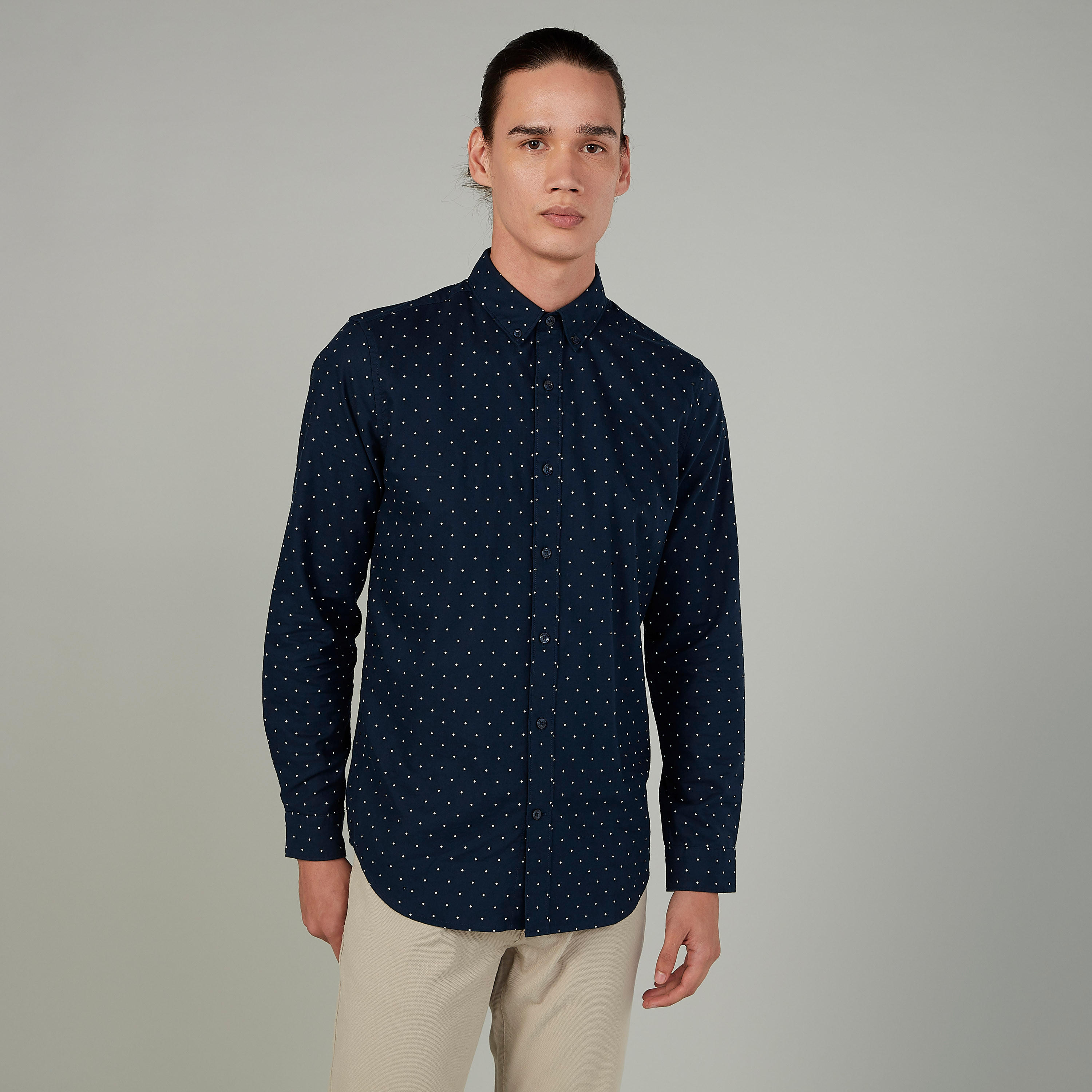قميص بياقة عادية وأكمام طويلة وطبعات منقّطة-men-clothing-shirts-image-1