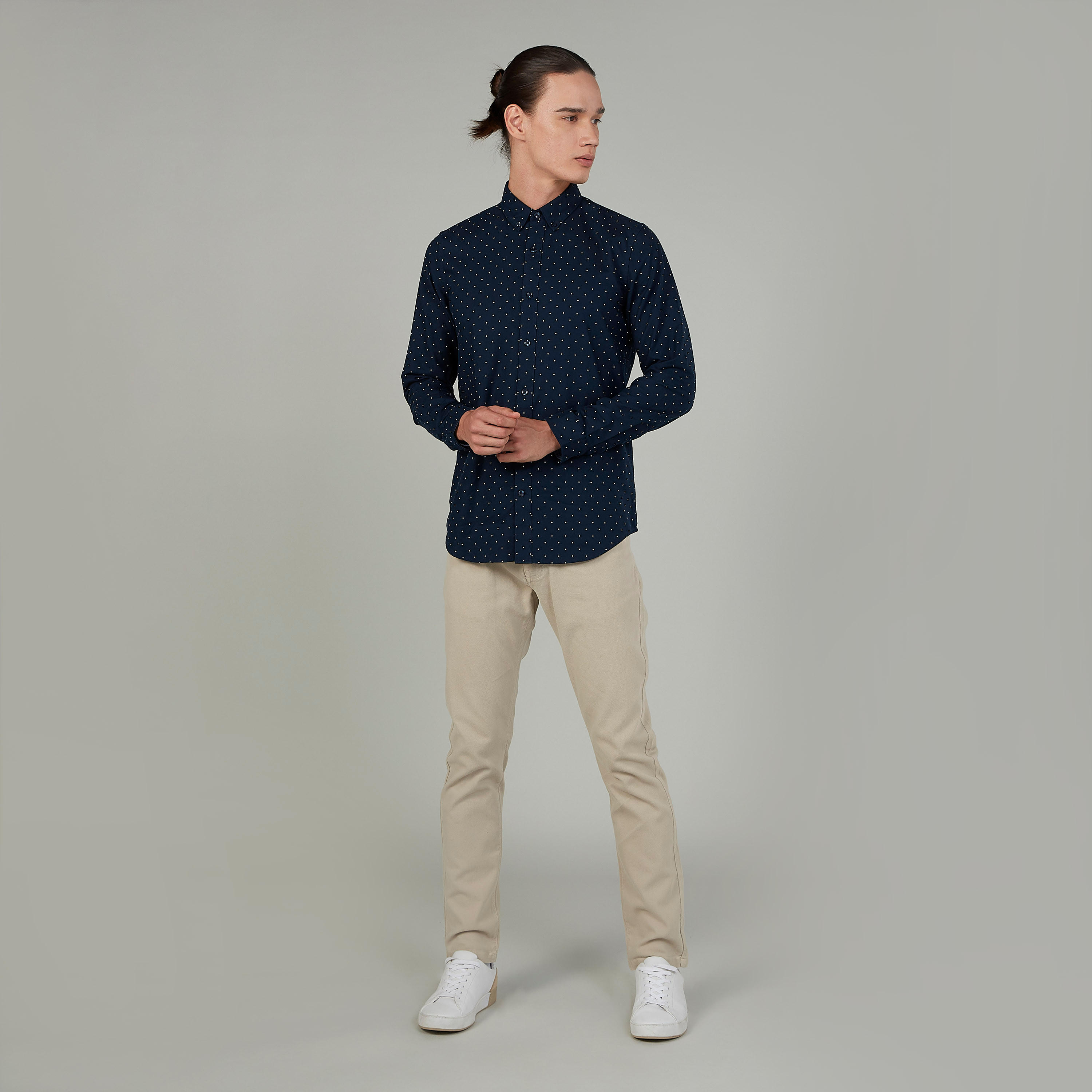 قميص بياقة عادية وأكمام طويلة وطبعات منقّطة-men-clothing-shirts-image-2